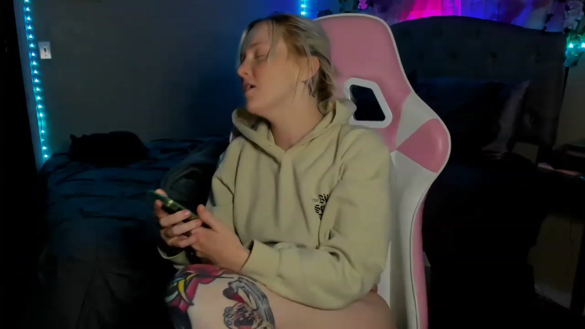Gallery image thumbnail from LizzySmallz's myfreecams stream on, 05/30/2023, 10:04 image 8 of 20