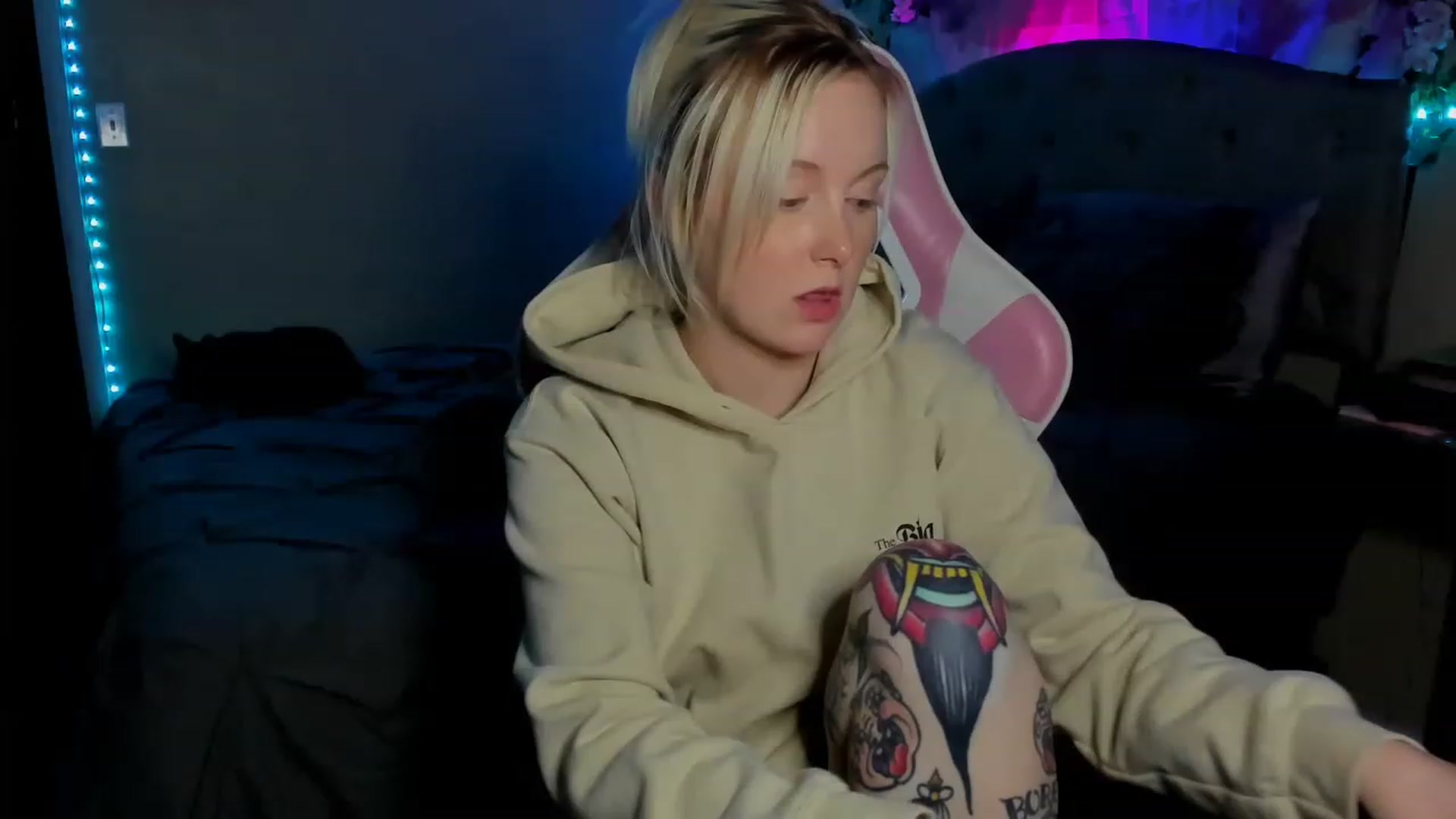 Gallery image thumbnail from LizzySmallz's myfreecams stream on, 05/30/2023, 10:04 image 5 of 20