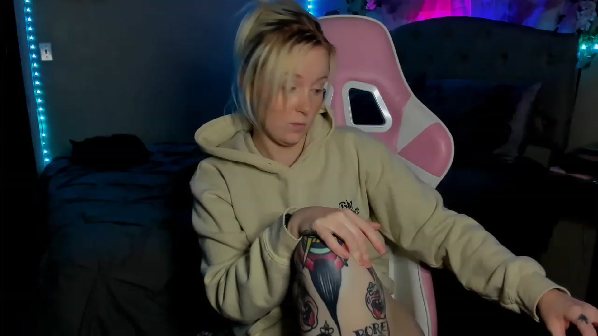 Gallery image thumbnail from LizzySmallz's myfreecams stream on, 05/30/2023, 10:04 image 4 of 20