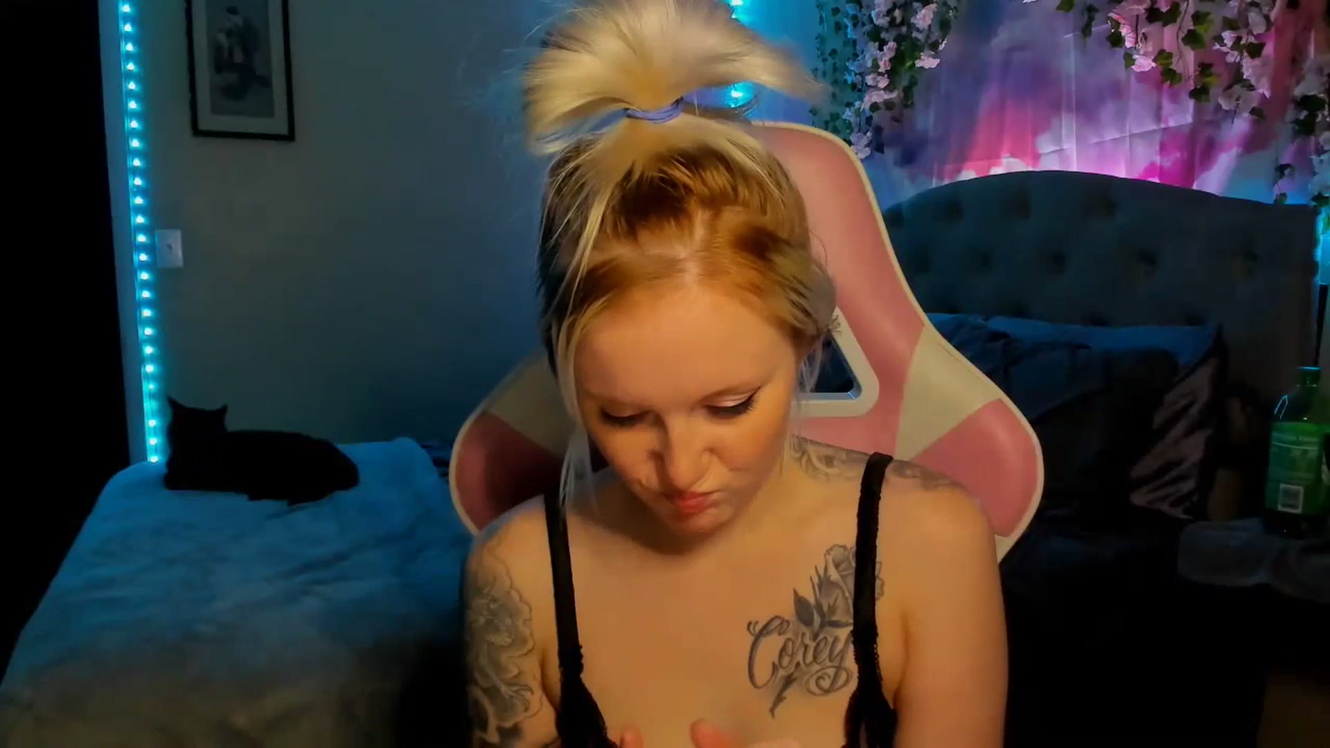 Gallery image thumbnail from LizzySmallz's myfreecams stream on, 06/11/2023, 10:00 image 12 of 20