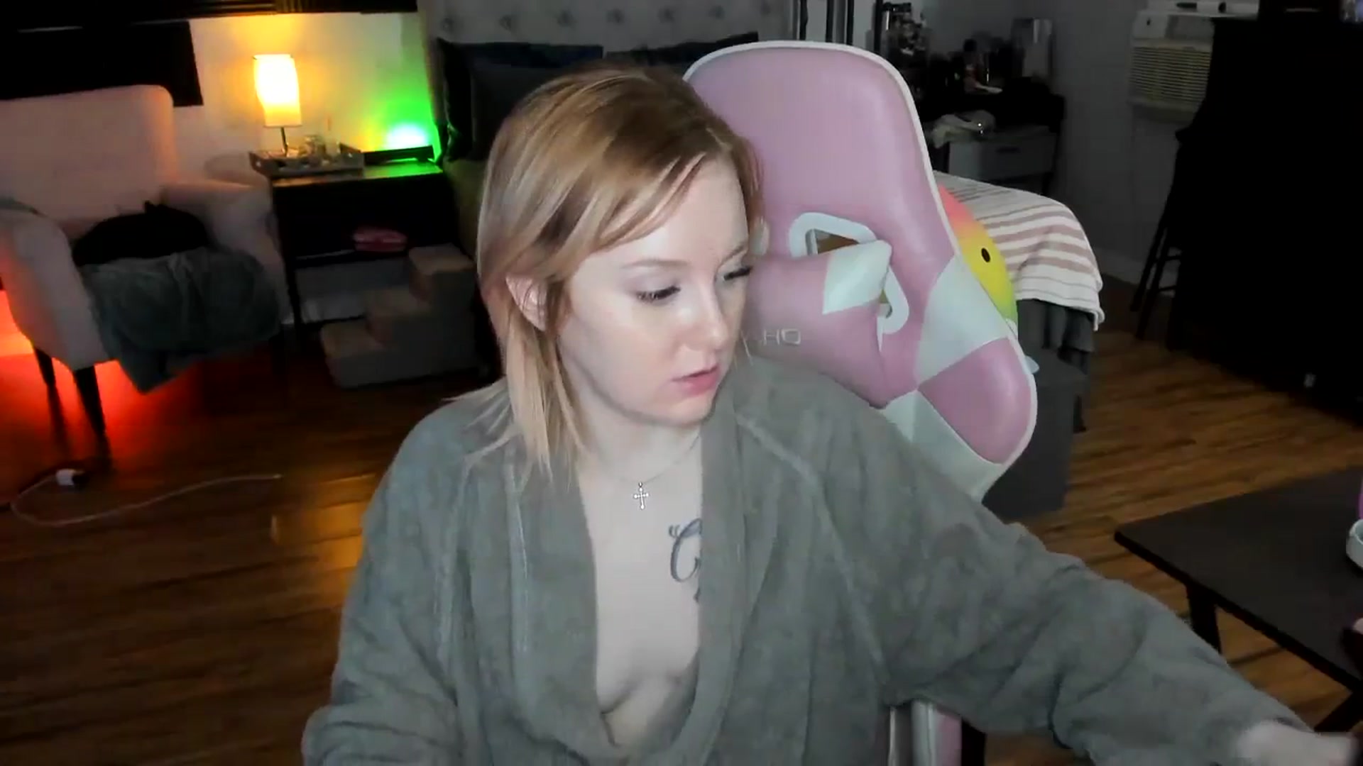 Gallery image thumbnail from LizzySmallz's myfreecams stream on, 04/14/2024, 12:40 image 17 of 20