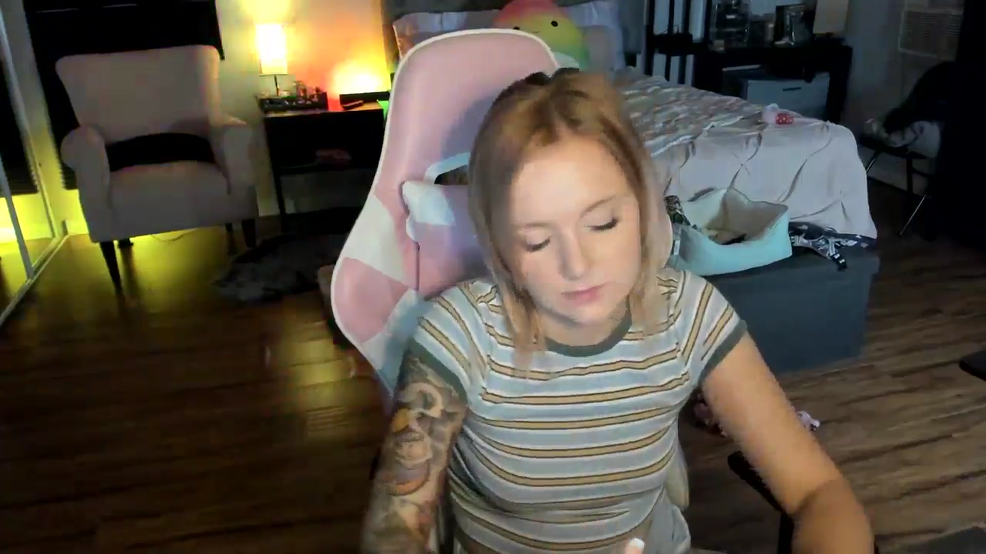 Gallery image thumbnail from LizzySmallz's myfreecams stream on, 04/22/2024, 09:23 image 17 of 20