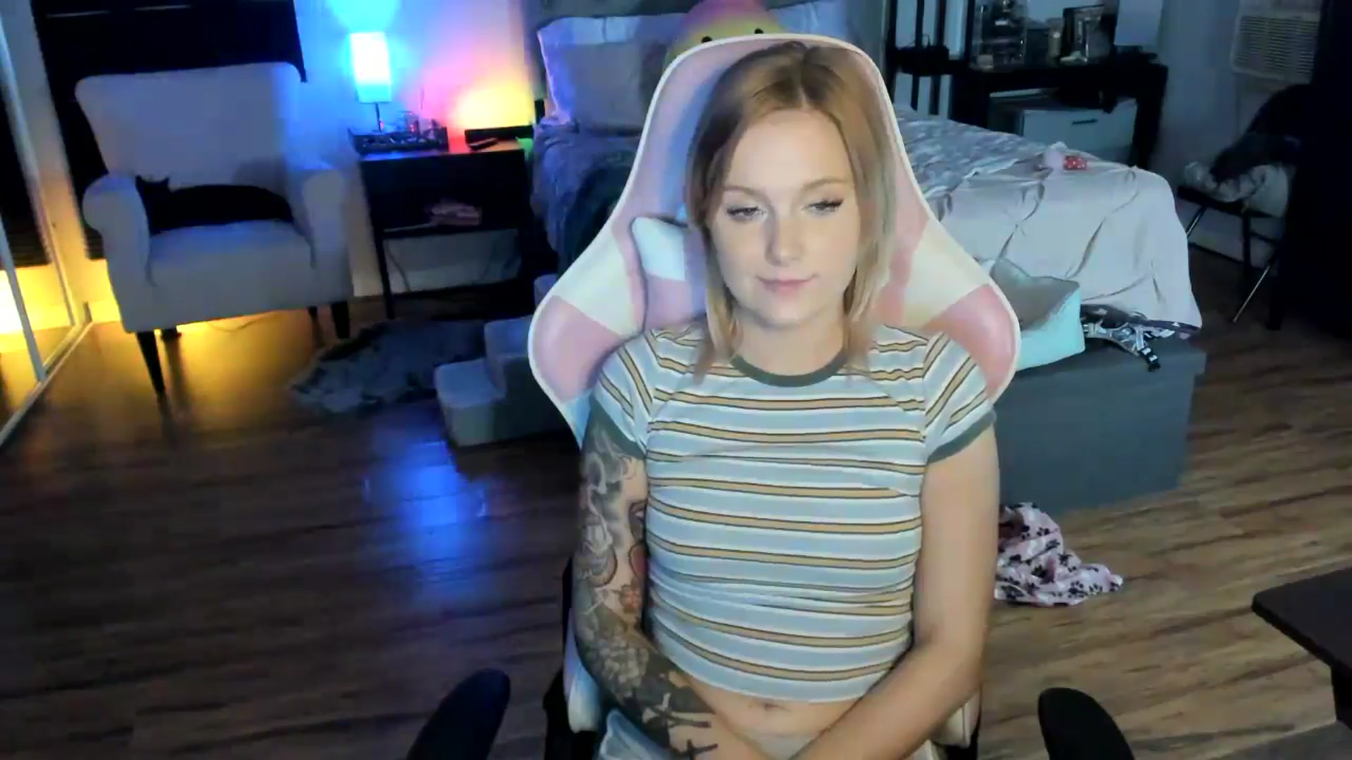 Gallery image thumbnail from LizzySmallz's myfreecams stream on, 04/22/2024, 09:23 image 19 of 20