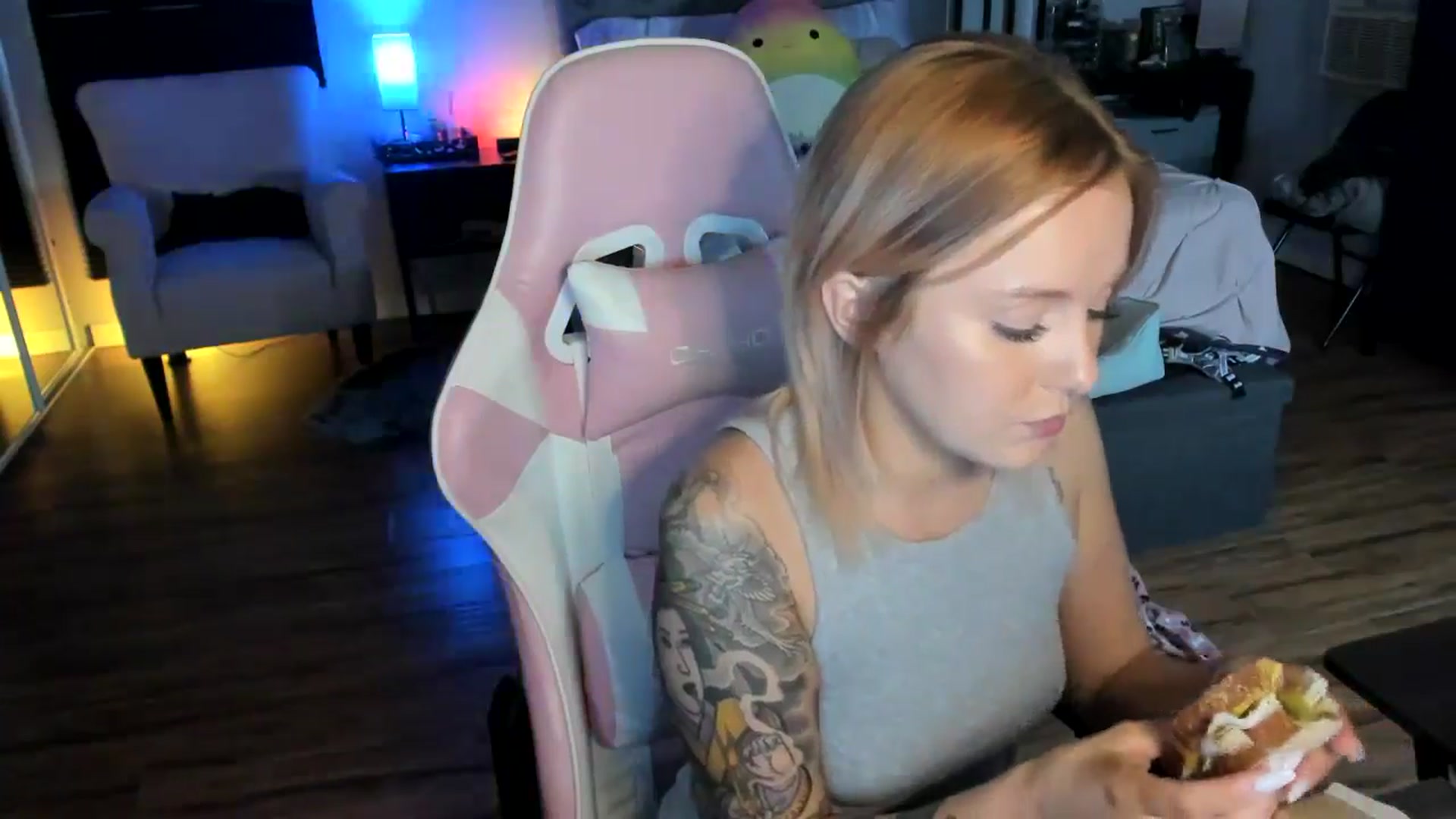 Gallery image thumbnail from LizzySmallz's myfreecams stream on, 04/22/2024, 09:23 image 5 of 20