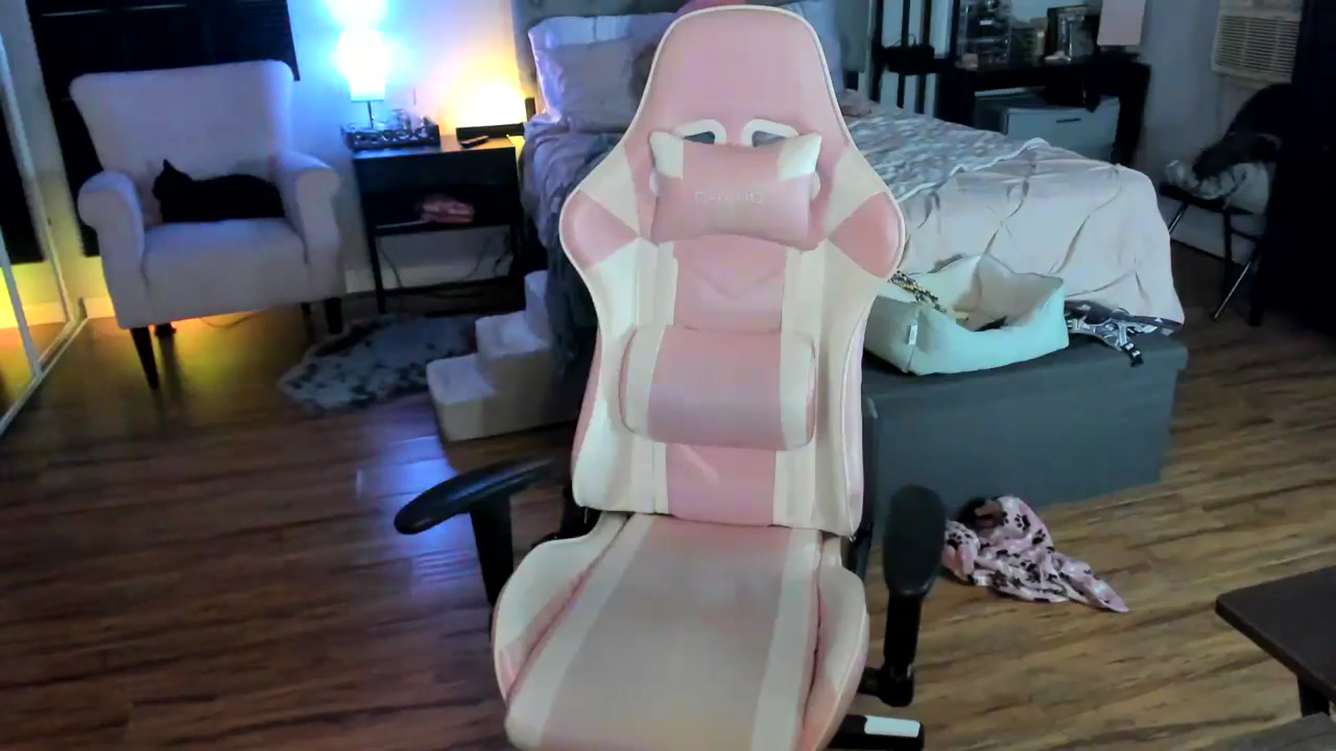 Gallery image thumbnail from LizzySmallz's myfreecams stream on, 04/22/2024, 09:23 image 4 of 20