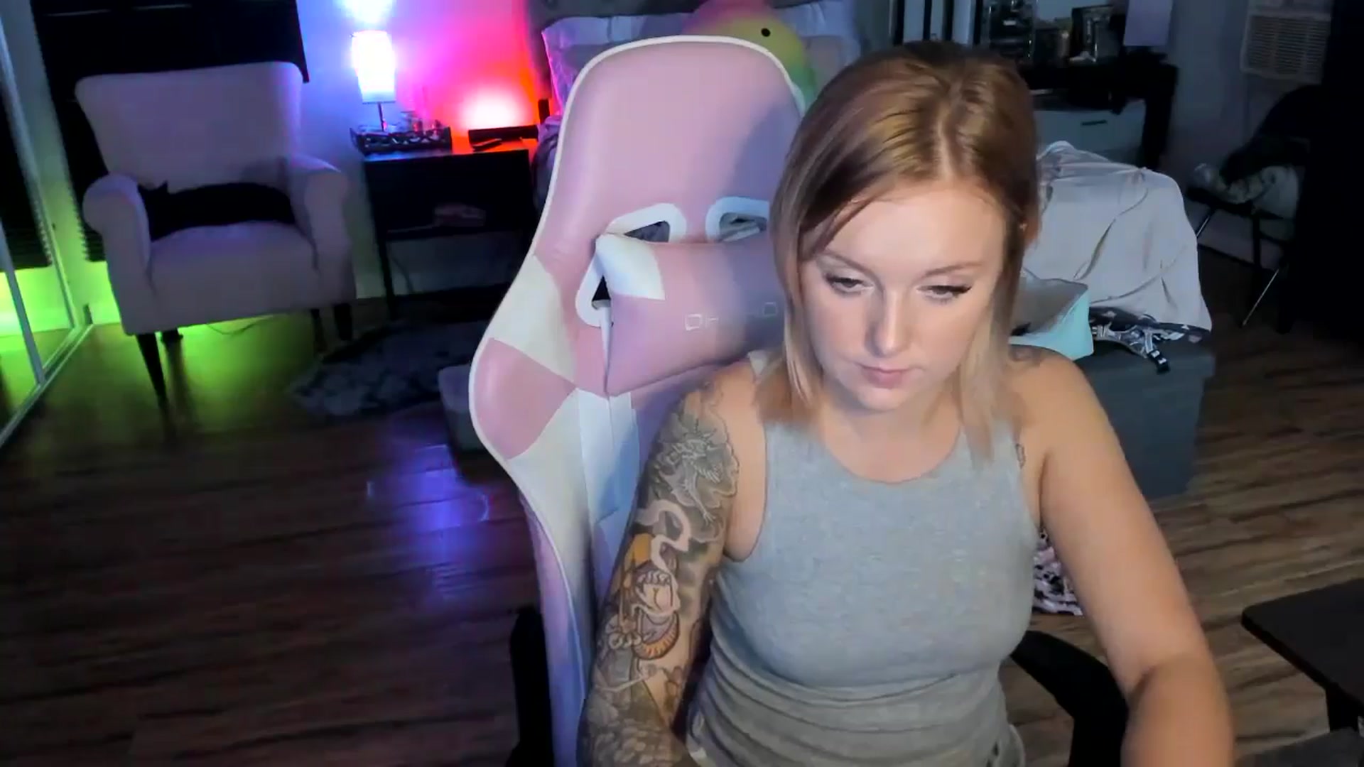 Gallery image thumbnail from LizzySmallz's myfreecams stream on, 04/22/2024, 09:23 image 8 of 20