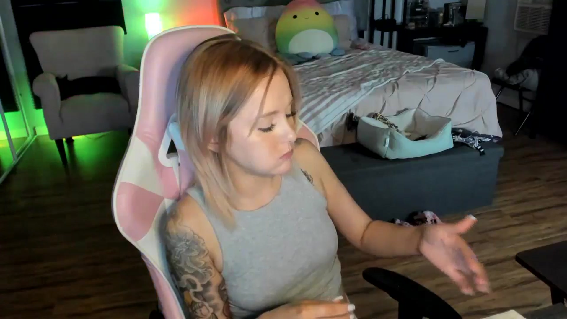 Gallery image thumbnail from LizzySmallz's myfreecams stream on, 04/22/2024, 09:23 image 6 of 20