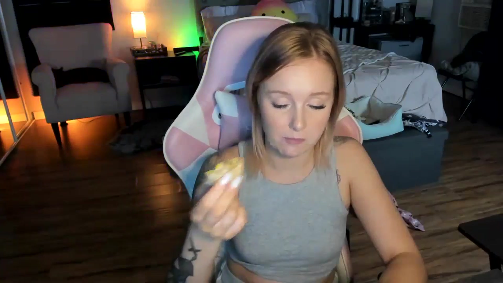 Gallery image thumbnail from LizzySmallz's myfreecams stream on, 04/22/2024, 09:23 image 7 of 20