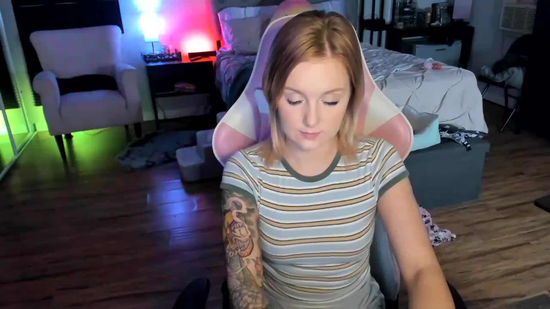 Gallery image thumbnail from LizzySmallz's myfreecams stream on, 04/22/2024, 09:23 image 15 of 20