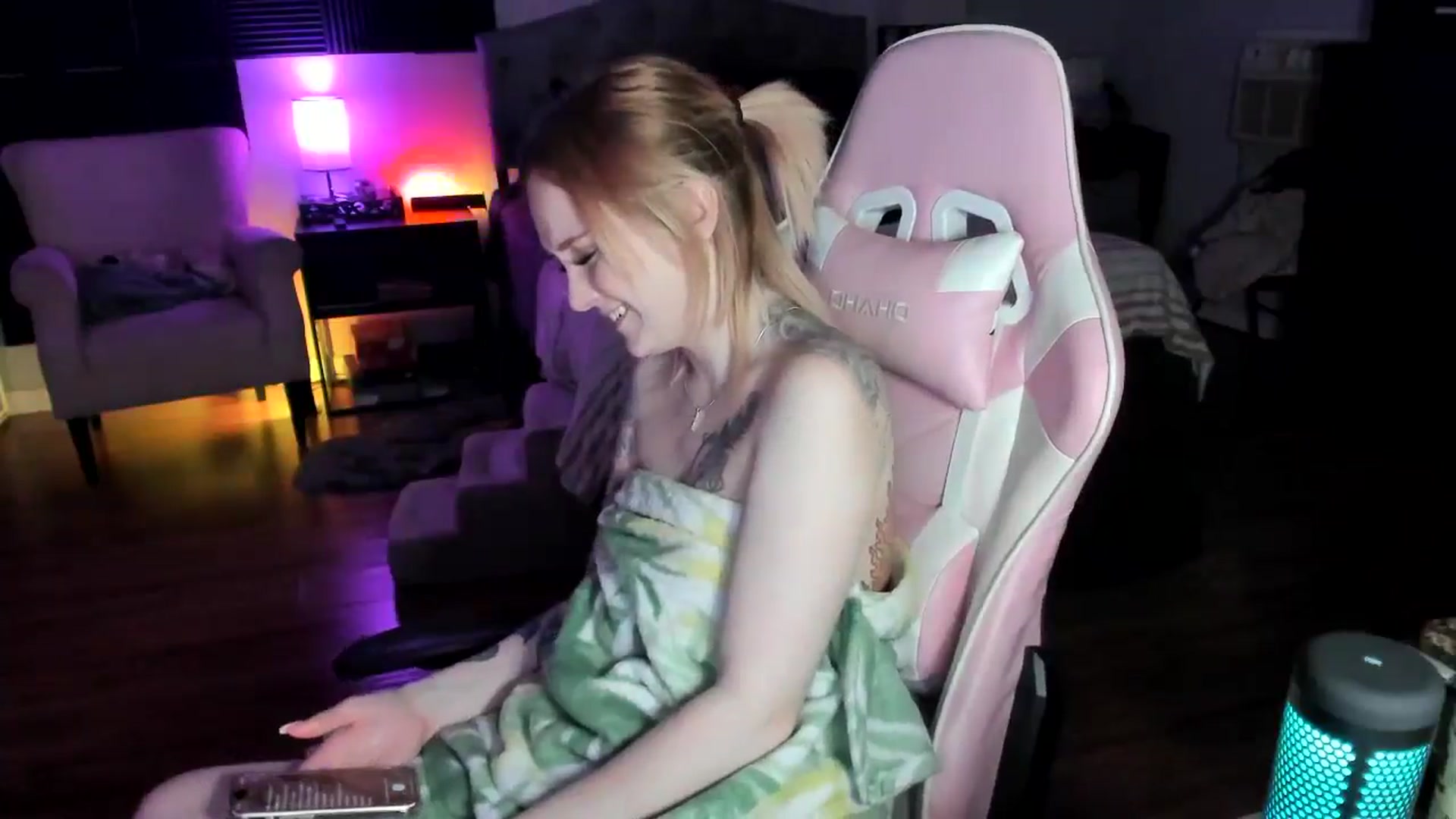 Gallery image thumbnail from LizzySmallz's myfreecams stream on, 05/04/2024, 10:11 image 9 of 20