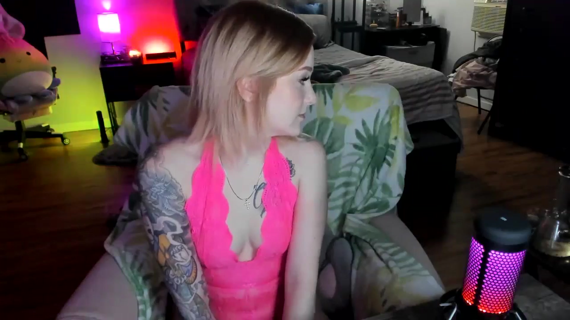 Gallery image thumbnail from LizzySmallz's myfreecams stream on, 05/06/2024, 10:39 image 3 of 20