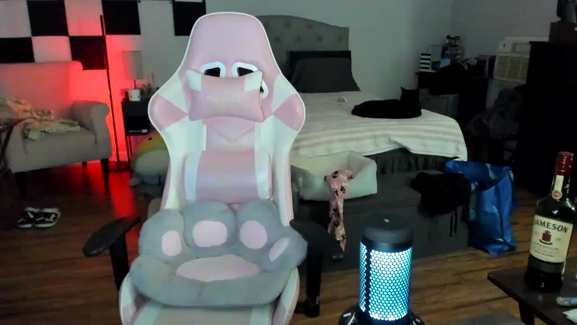 Gallery image thumbnail from LizzySmallz's myfreecams stream on, 05/17/2024, 06:32 image 4 of 20