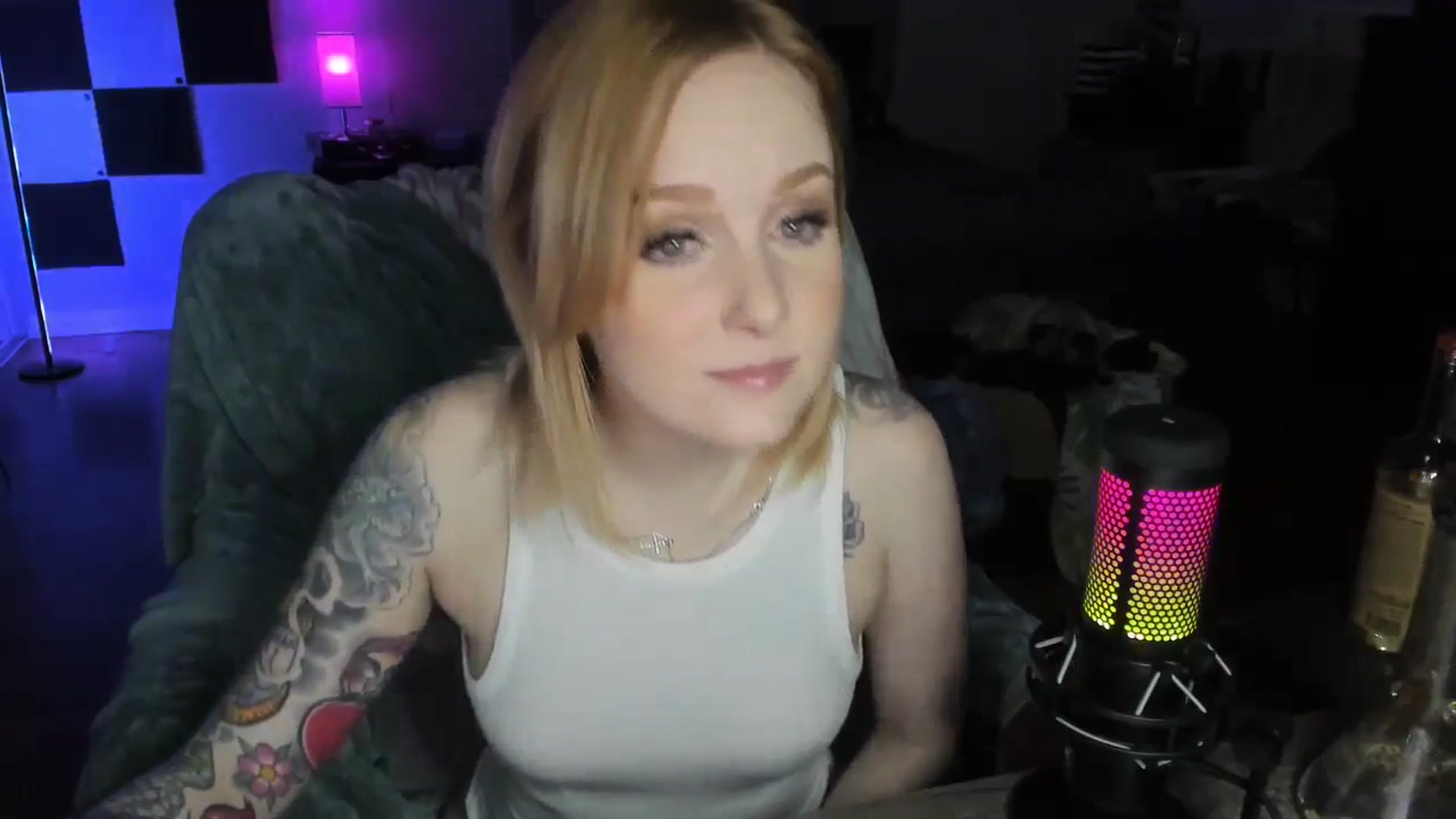 Gallery image thumbnail from LizzySmallz's myfreecams stream on, 05/21/2024, 09:18 image 2 of 20