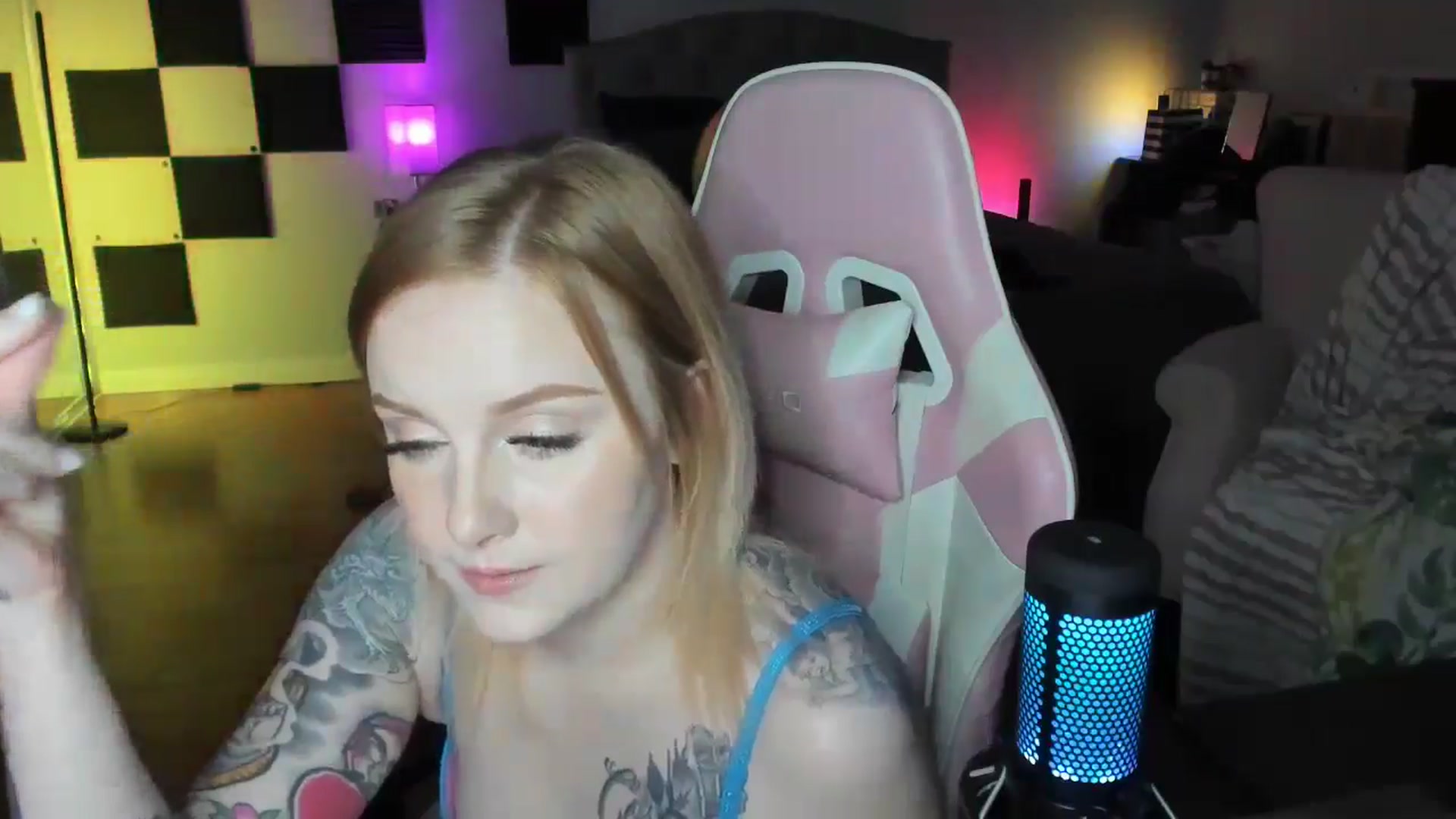 Gallery image thumbnail from LizzySmallz's myfreecams stream on, 05/25/2024, 13:14 image 8 of 20