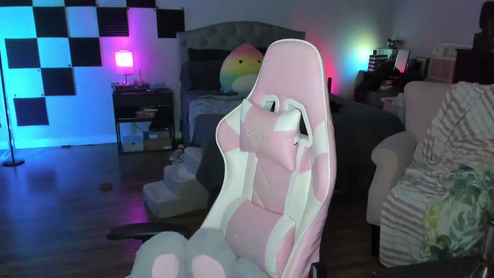 Gallery image thumbnail from LizzySmallz's myfreecams stream on, 05/25/2024, 13:14 image 16 of 20