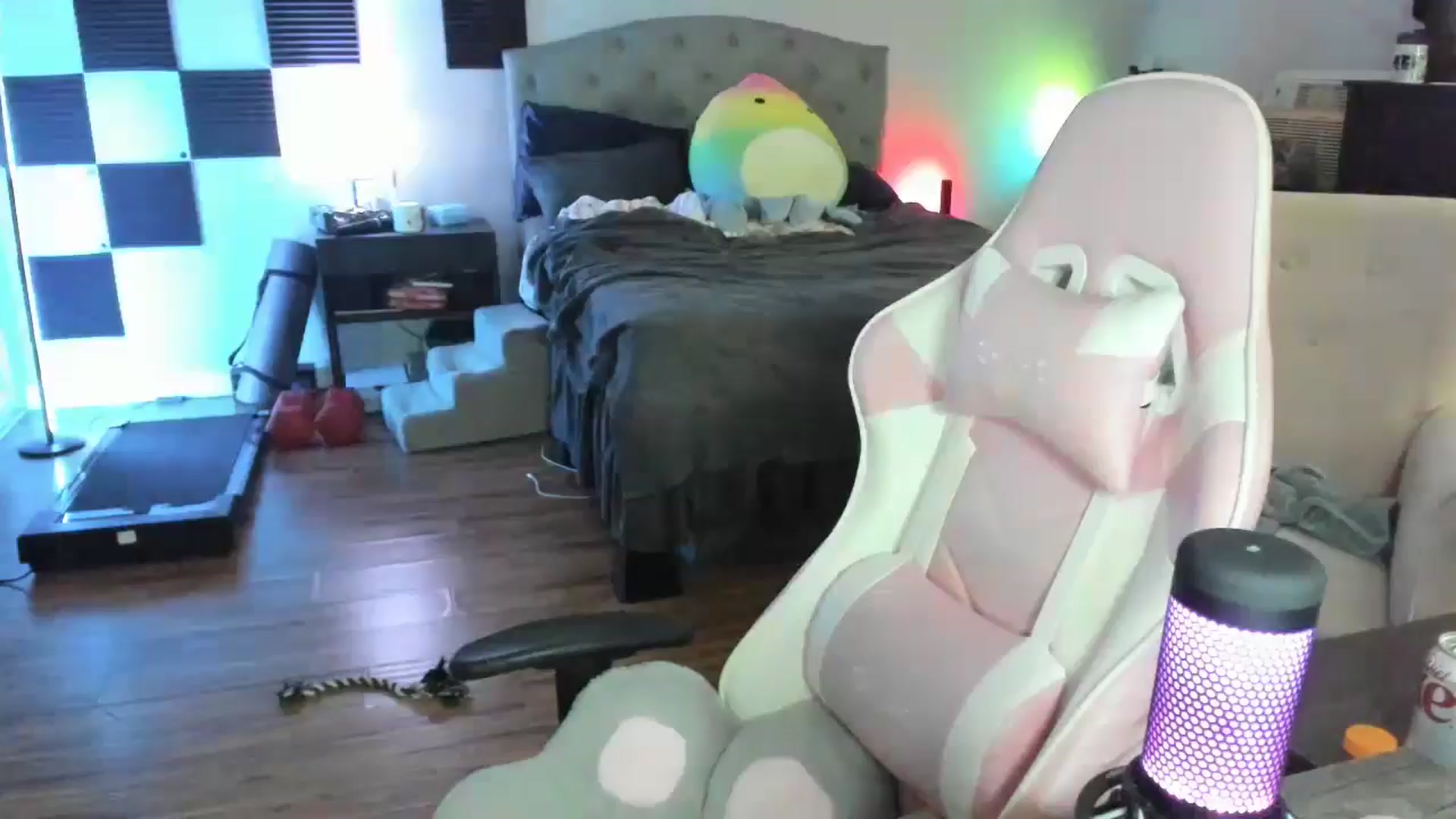 Gallery image thumbnail from LizzySmallz's myfreecams stream on, 05/31/2024, 08:46 image 1 of 20