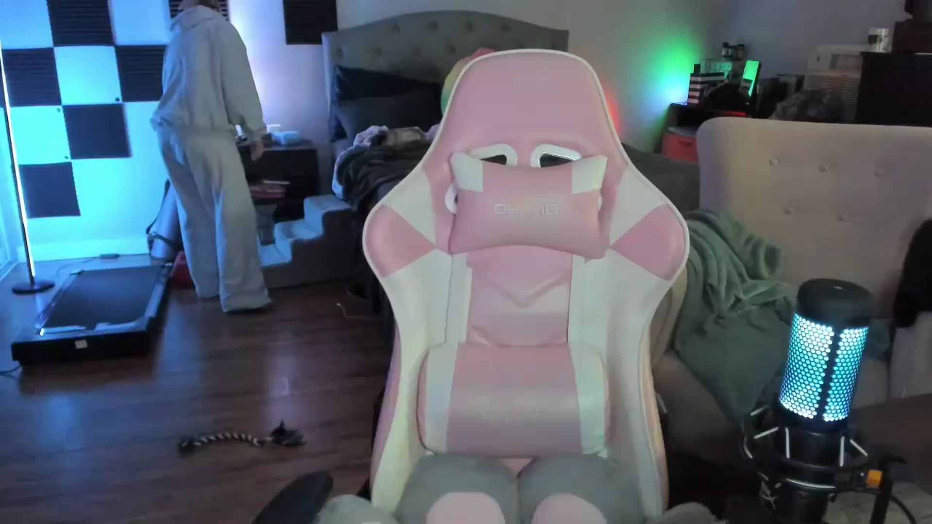Gallery image thumbnail from LizzySmallz's myfreecams stream on, 05/31/2024, 08:46 image 6 of 20