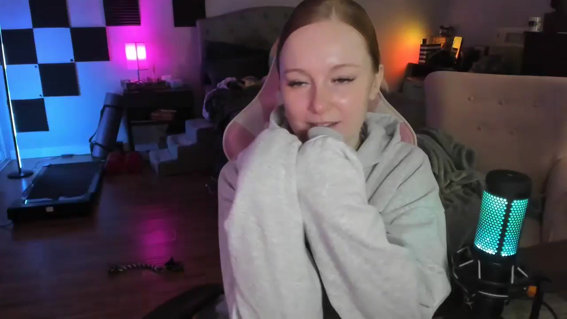 Gallery image thumbnail from LizzySmallz's myfreecams stream on, 05/31/2024, 08:46 image 9 of 20