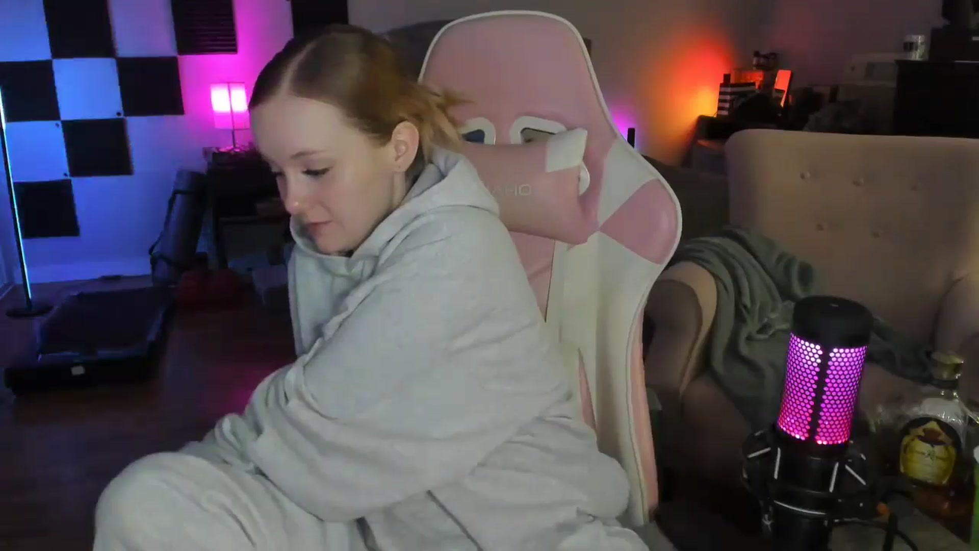 Gallery image thumbnail from LizzySmallz's myfreecams stream on, 05/31/2024, 10:24 image 6 of 20