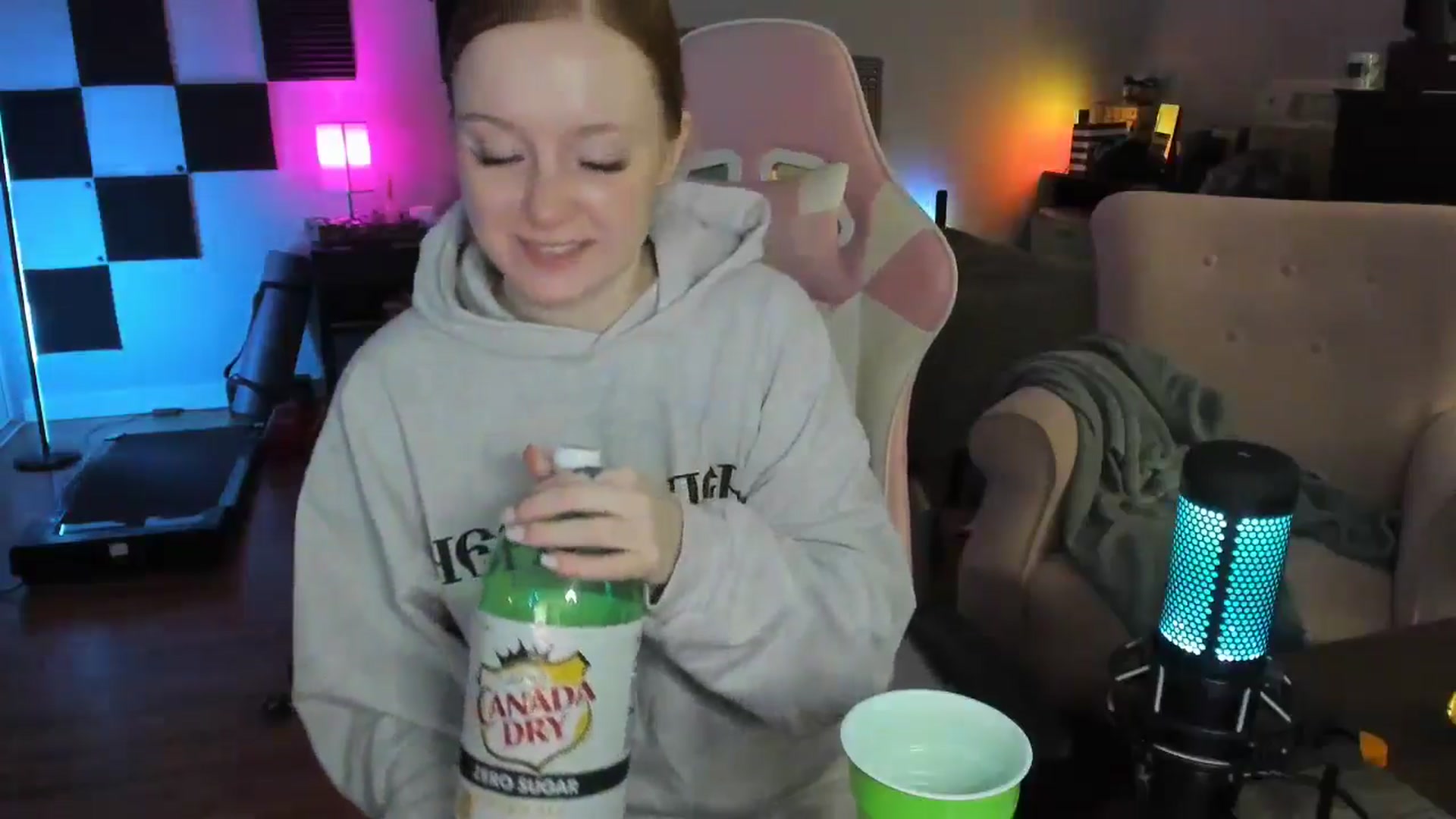 Gallery image thumbnail from LizzySmallz's myfreecams stream on, 05/31/2024, 10:24 image 17 of 20