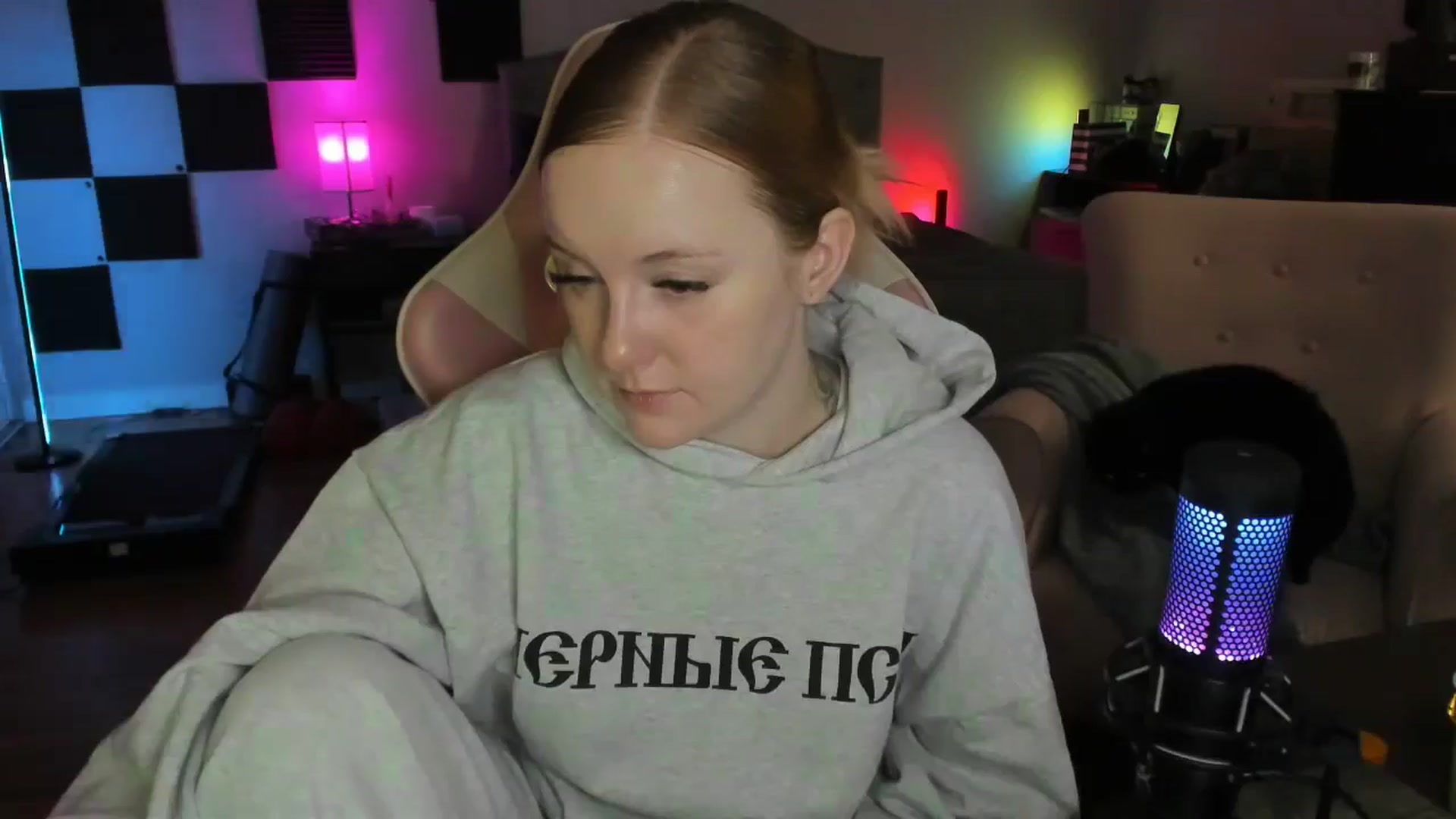 Gallery image thumbnail from LizzySmallz's myfreecams stream on, 05/31/2024, 10:24 image 15 of 20