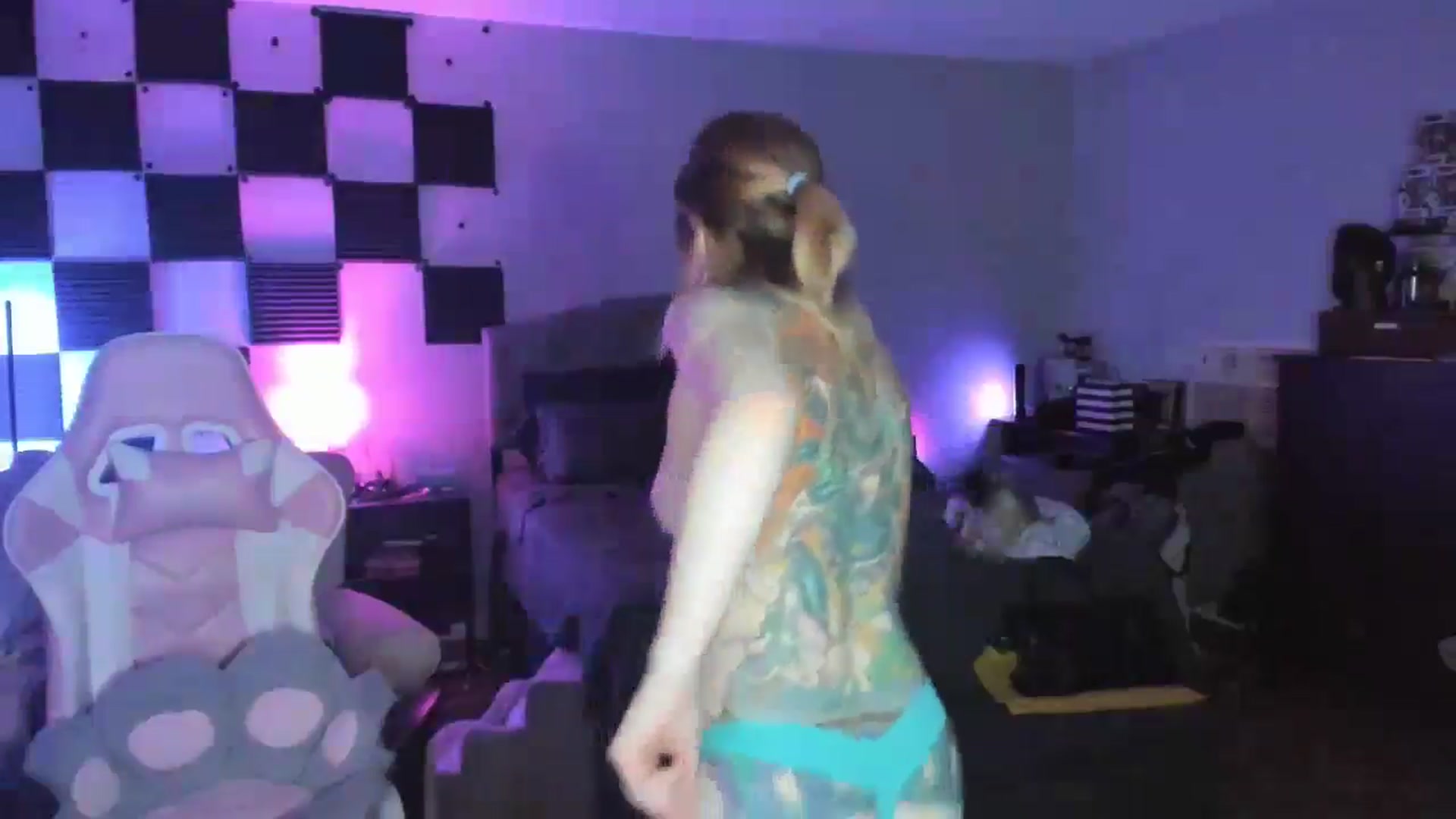 Gallery image thumbnail from LizzySmallz's myfreecams stream on, 06/23/2024, 12:35 image 6 of 20