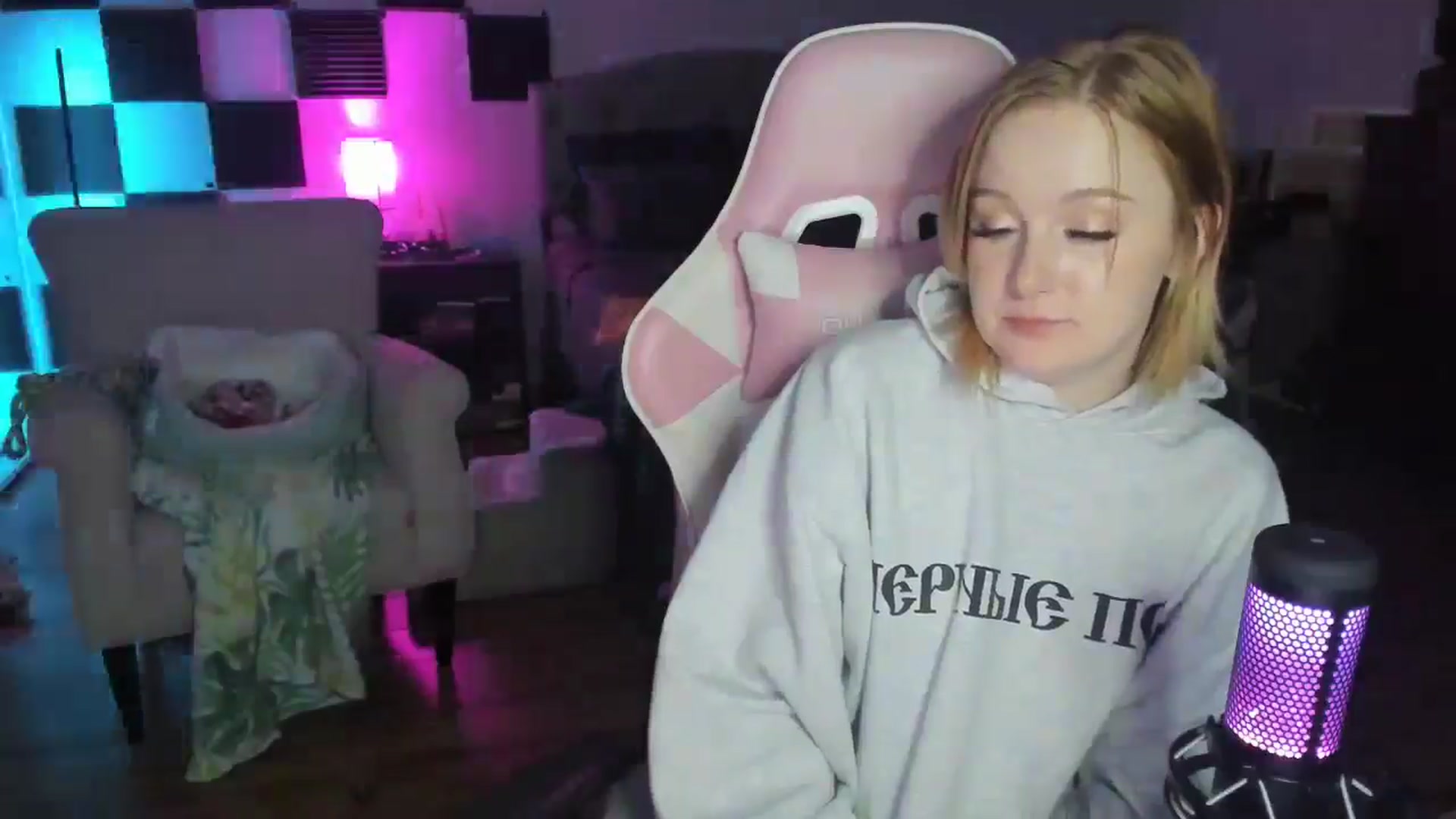 Gallery image thumbnail from LizzySmallz's myfreecams stream on, 06/23/2024, 12:35 image 17 of 20