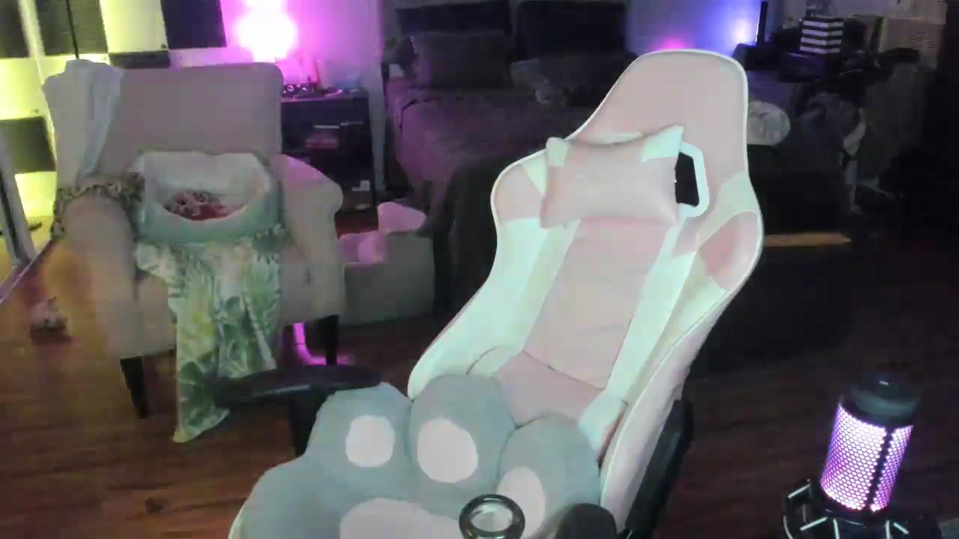 Gallery image thumbnail from LizzySmallz's myfreecams stream on, 06/23/2024, 12:35 image 13 of 20