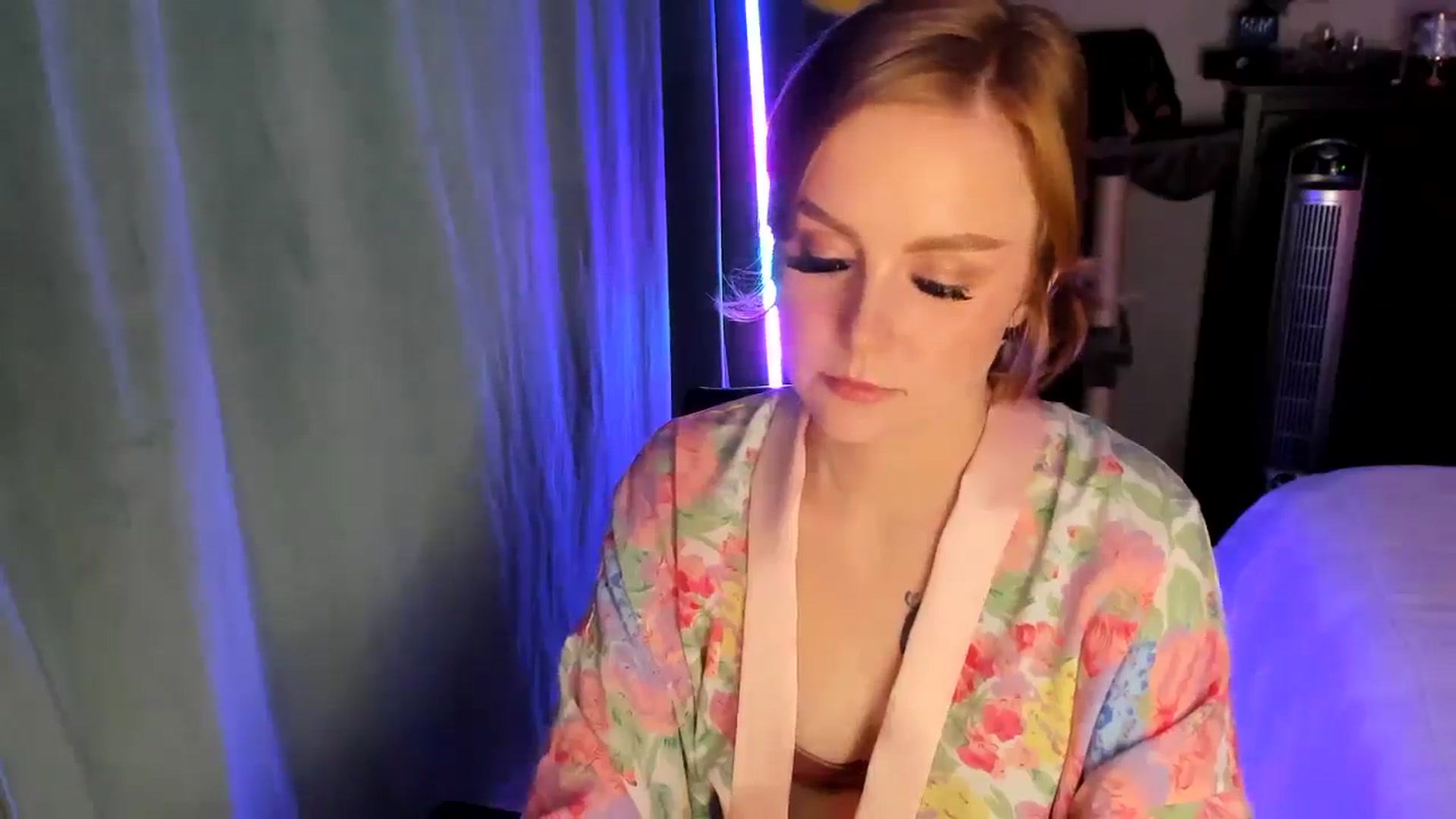 Gallery image thumbnail from LizzySmallz's myfreecams stream on, 06/23/2025, 06:24 image 20 of 20
