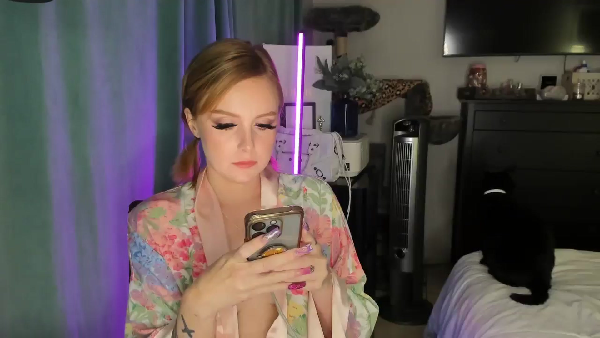 Gallery image thumbnail from LizzySmallz's myfreecams stream on, 07/03/2025, 08:22 image 19 of 20