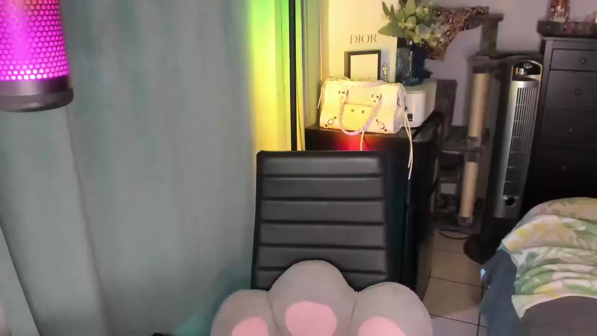 Gallery image thumbnail from LizzySmallz's myfreecams stream on, 07/08/2025, 06:50 image 9 of 20