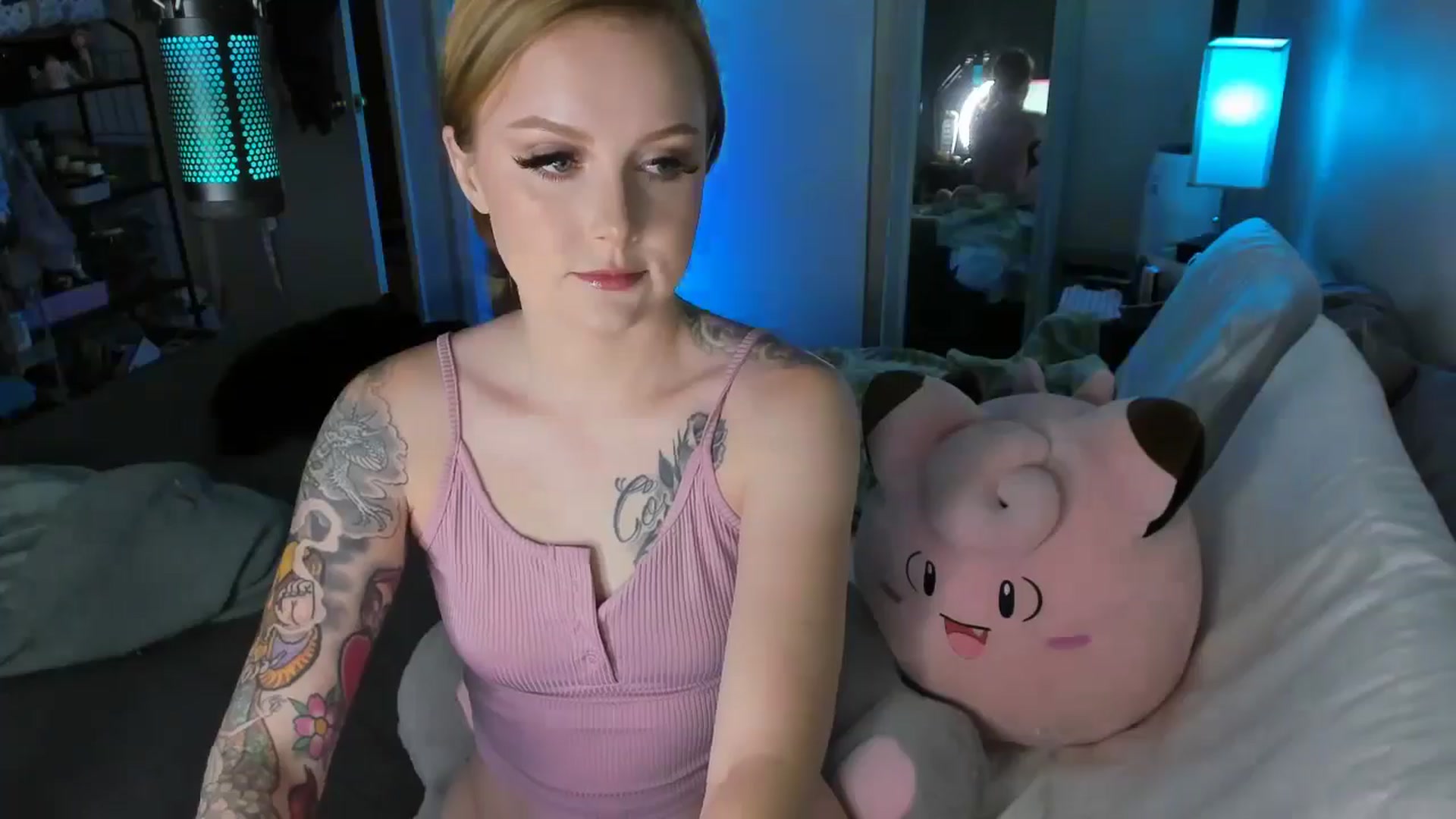 Gallery image thumbnail from LizzySmallz's myfreecams stream on, 08/15/2025, 04:37 image 2 of 20