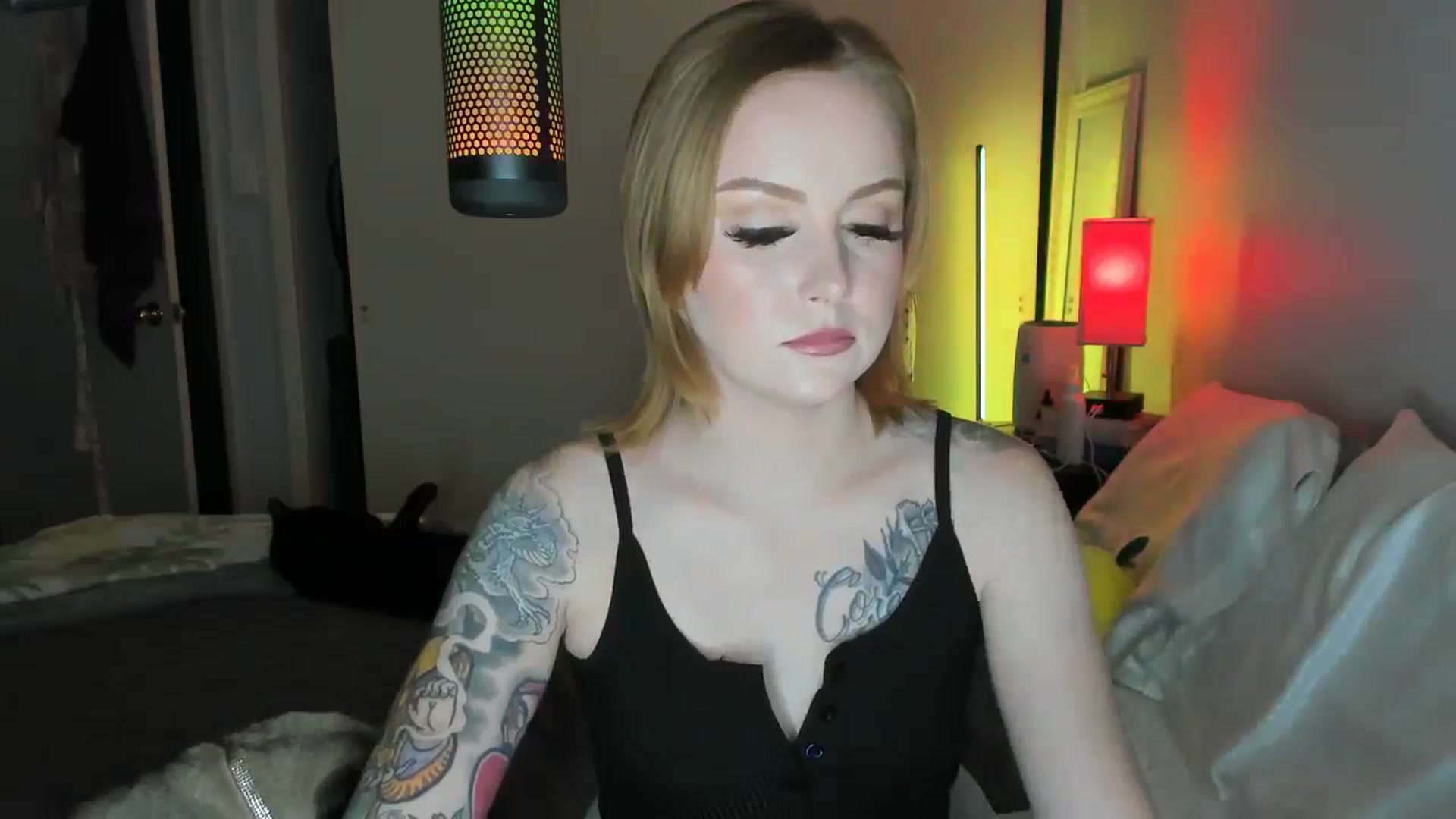 Gallery image thumbnail from LizzySmallz's myfreecams stream on, 08/27/2025, 05:46 image 2 of 20