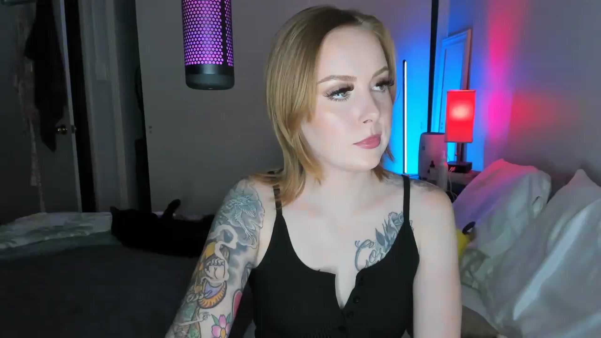 Gallery image thumbnail from LizzySmallz's myfreecams stream on, 08/27/2025, 05:46 image 4 of 20
