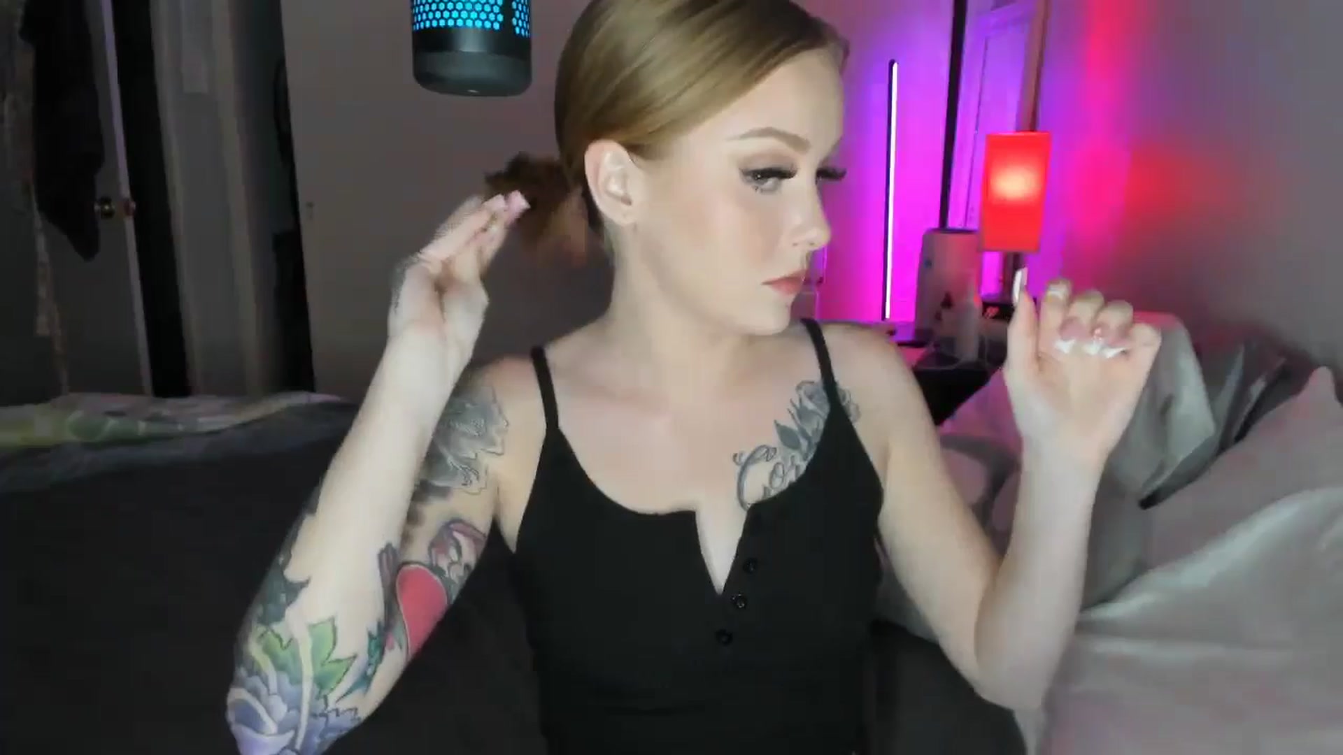 Gallery image thumbnail from LizzySmallz's myfreecams stream on, 08/27/2025, 09:14 image 14 of 20