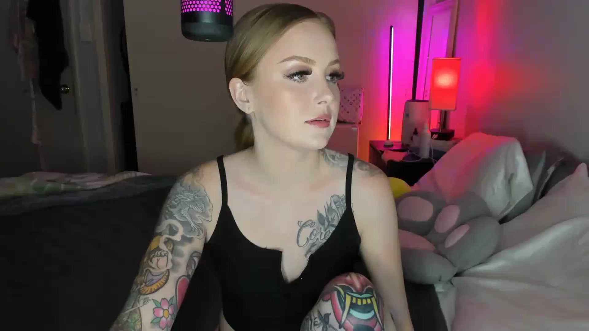 Gallery image thumbnail from LizzySmallz's myfreecams stream on, 08/27/2025, 09:50 image 1 of 20