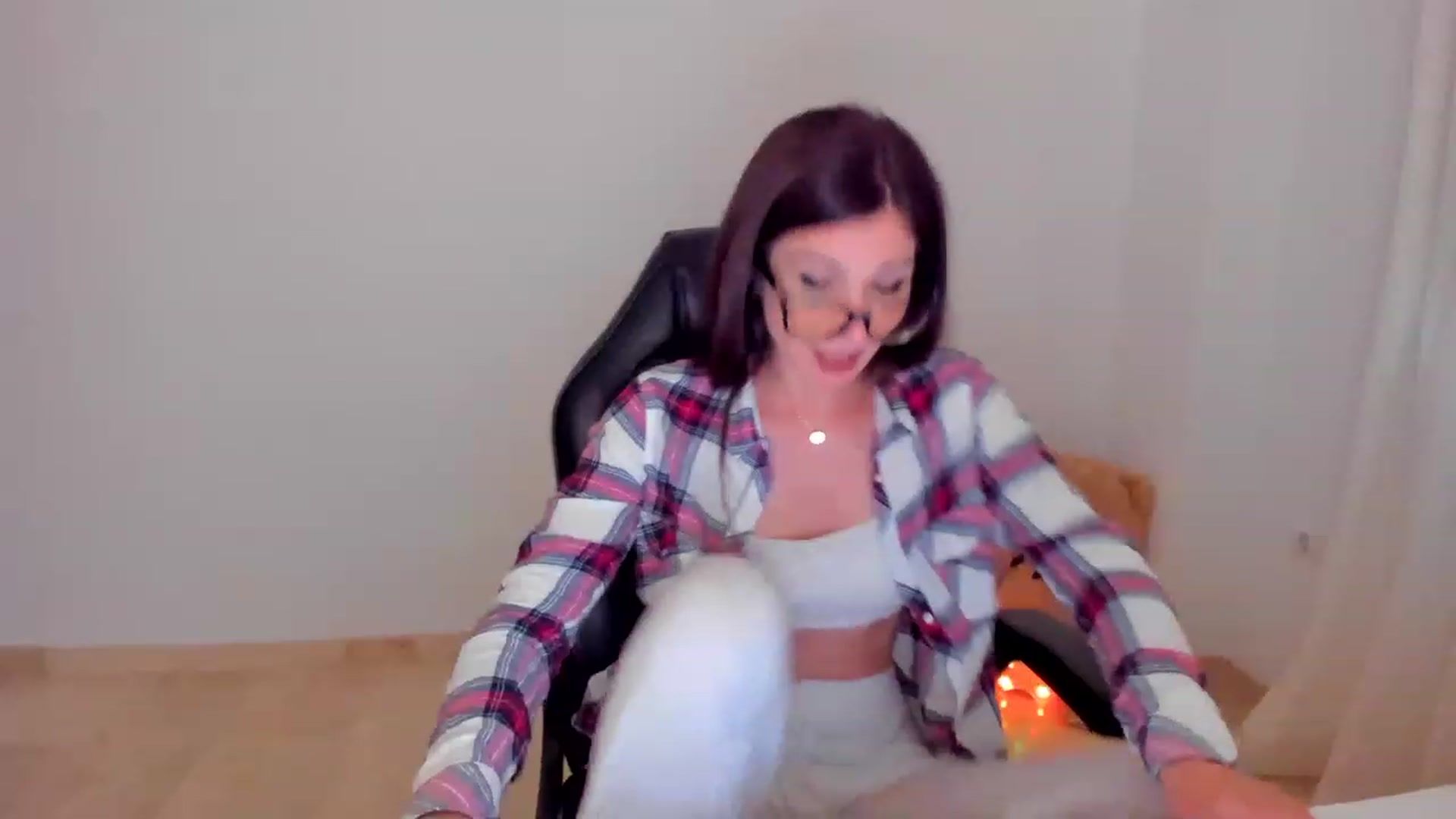 Gallery image thumbnail from LlamaTellU's myfreecams stream on, 05/21/2023, 09:10 image 11 of 20