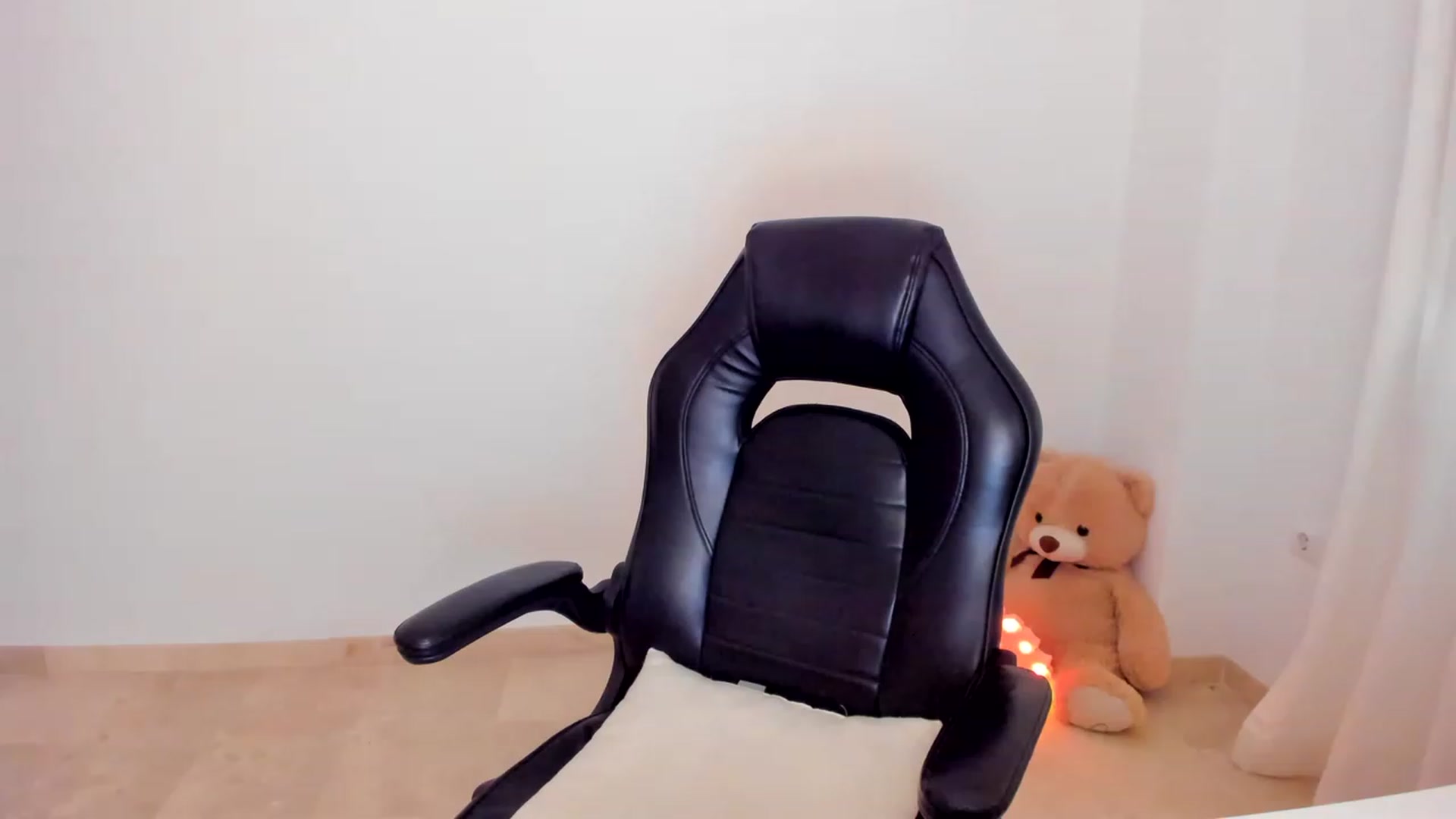 Gallery image thumbnail from LlamaTellU's myfreecams stream on, 05/21/2023, 09:10 image 4 of 20