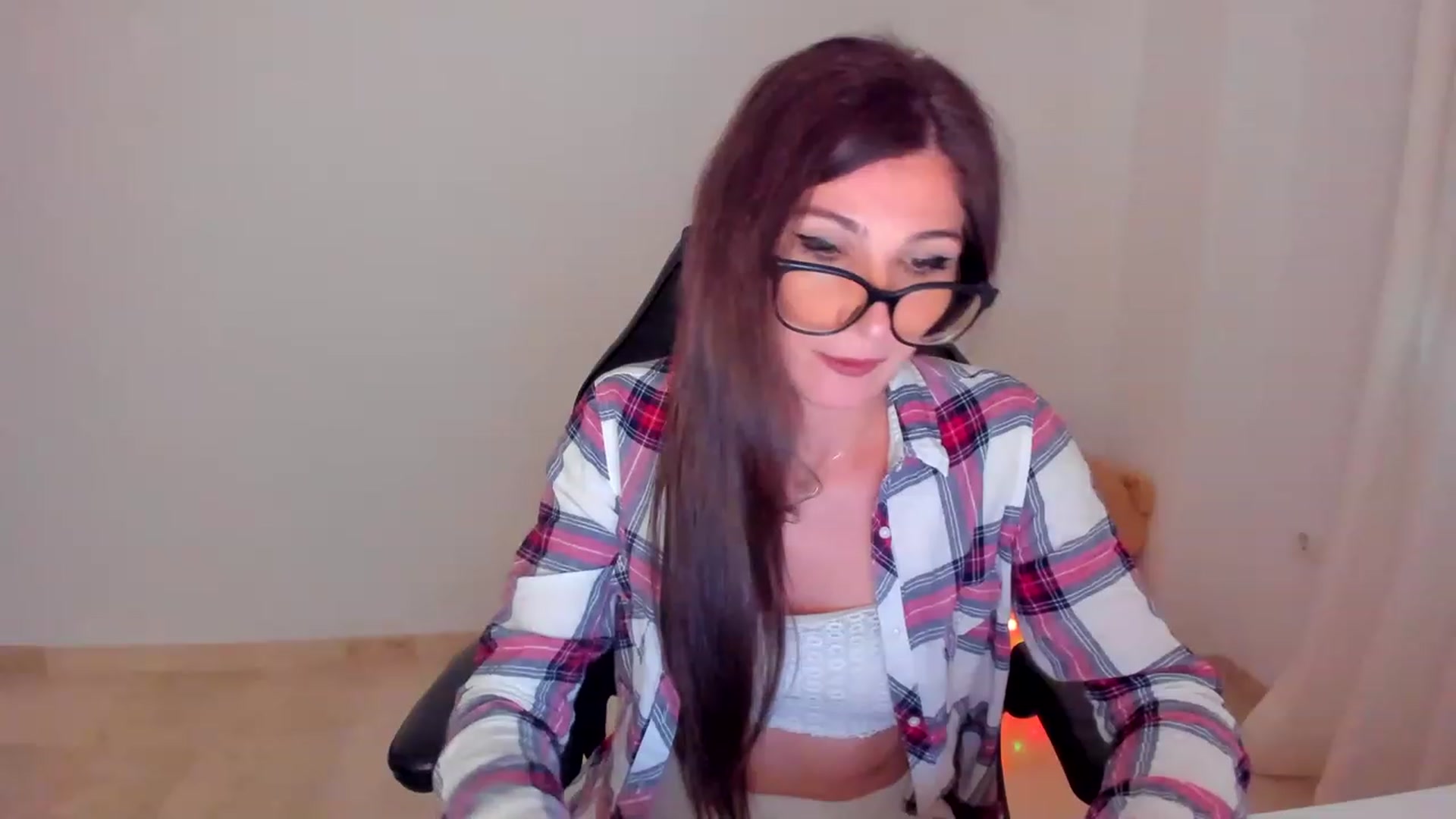 Gallery image thumbnail from LlamaTellU's myfreecams stream on, 05/21/2023, 09:10 image 14 of 20