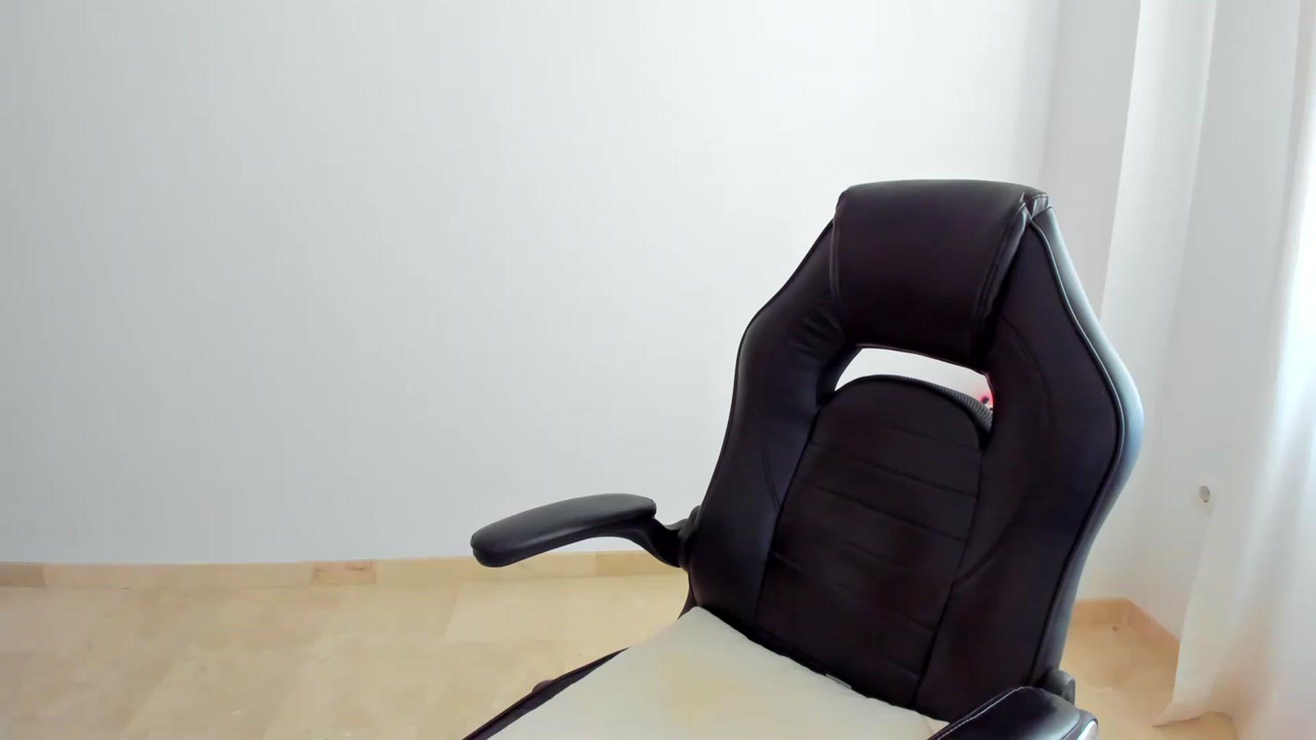 Gallery image thumbnail from LlamaTellU's myfreecams stream on, 05/26/2023, 09:20 image 4 of 20