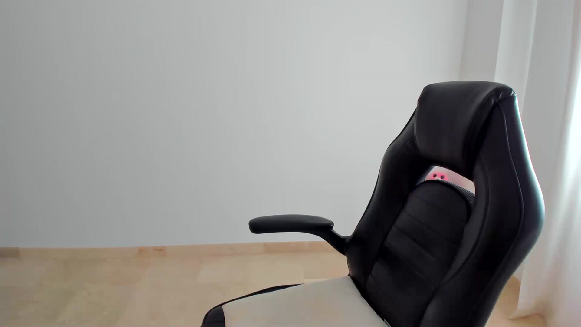 Gallery image thumbnail from LlamaTellU's myfreecams stream on, 05/26/2023, 09:20 image 15 of 20