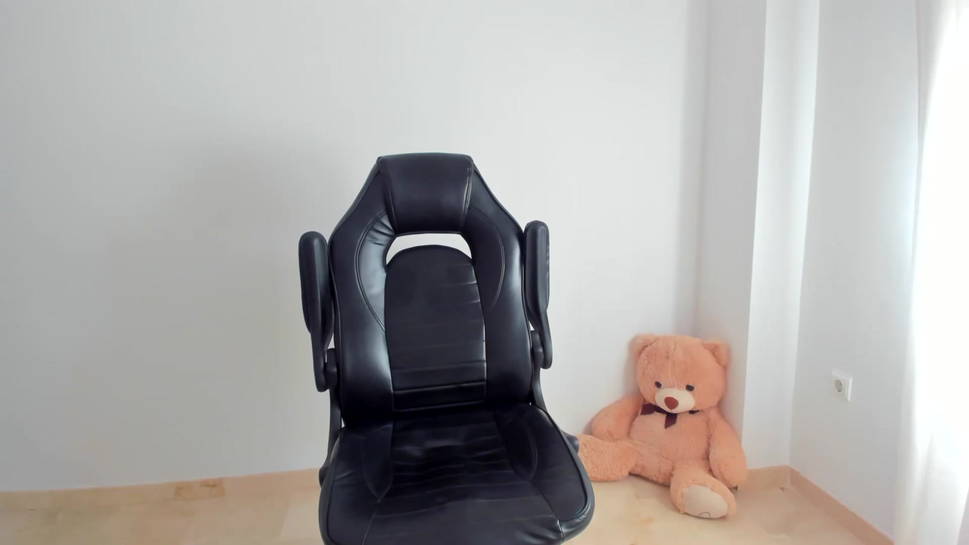 Gallery image thumbnail from LlamaTellU's myfreecams stream on, 06/14/2023, 09:27 image 13 of 20