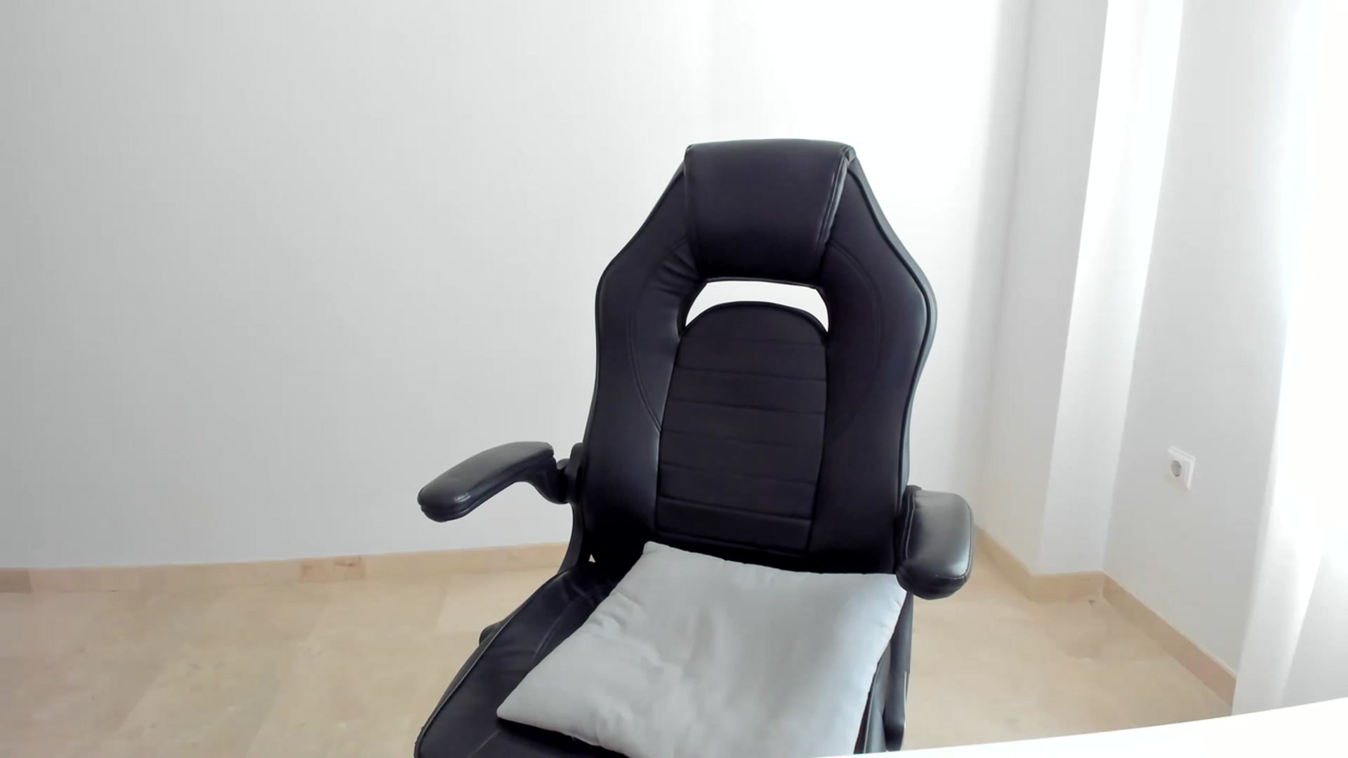 Gallery image thumbnail from LlamaTellU's myfreecams stream on, 06/19/2023, 08:12 image 17 of 20