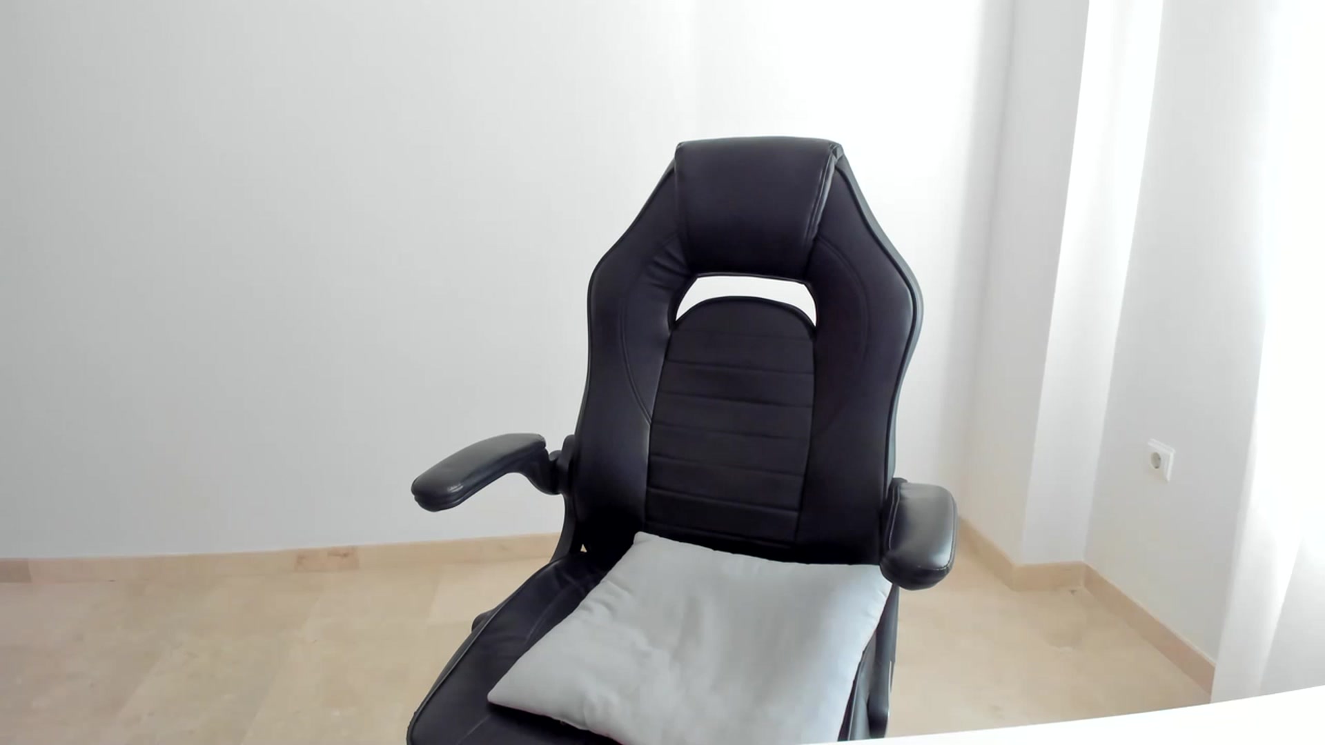 Gallery image thumbnail from LlamaTellU's myfreecams stream on, 06/19/2023, 08:12 image 18 of 20