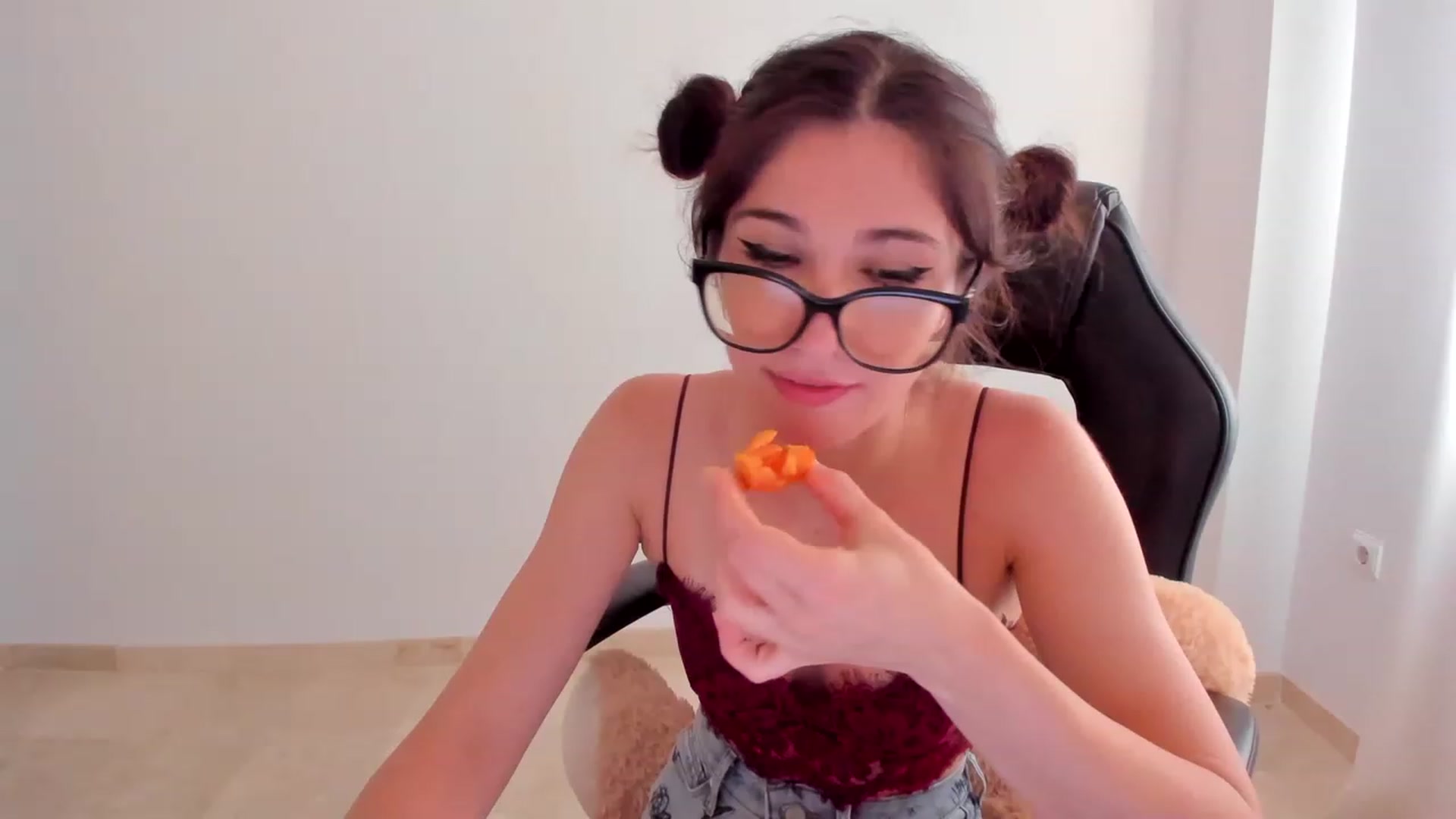 Gallery image thumbnail from LlamaTellU's myfreecams stream on, 06/21/2023, 08:09 image 16 of 20