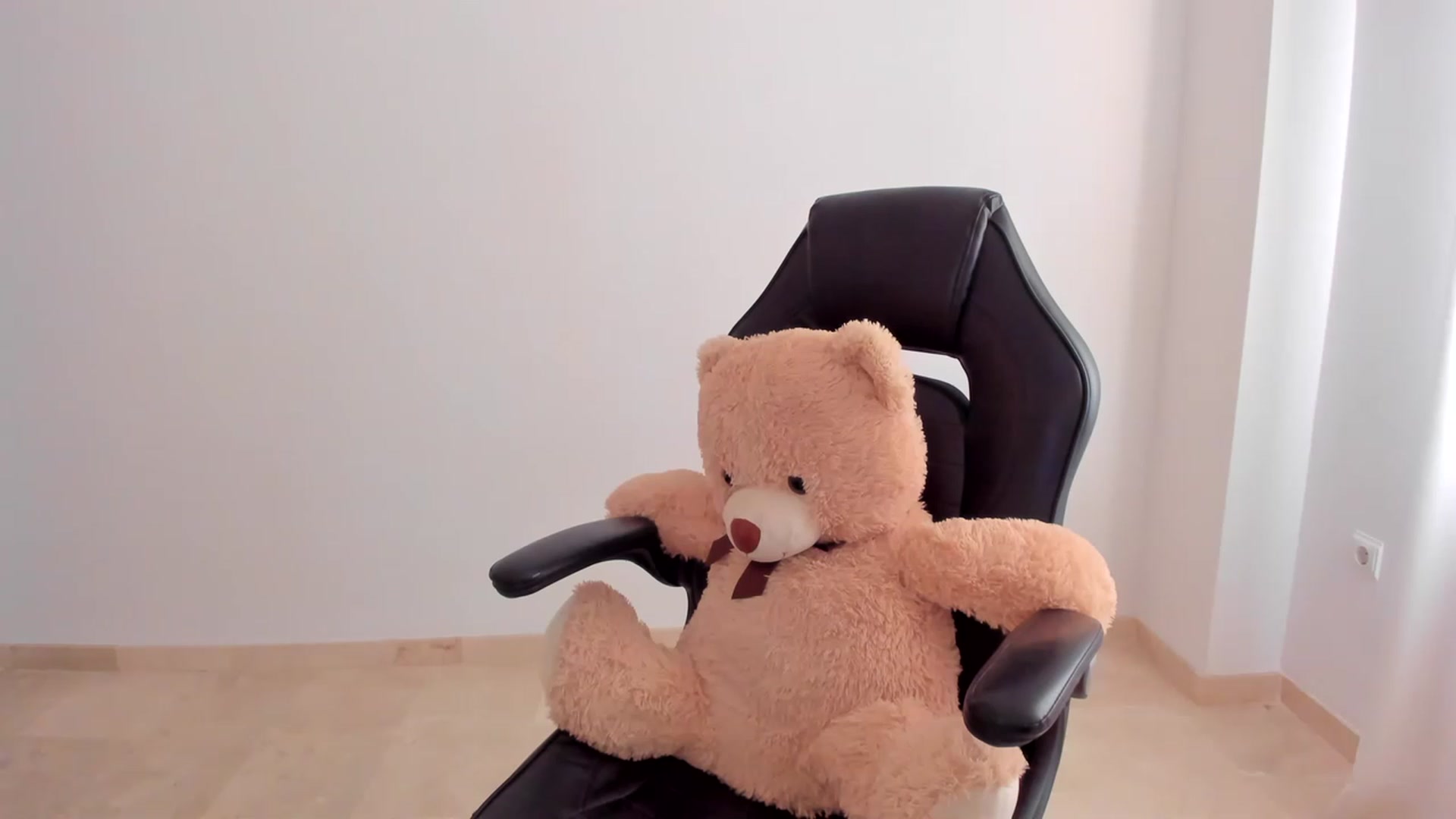 Gallery image thumbnail from LlamaTellU's myfreecams stream on, 06/21/2023, 08:09 image 10 of 20