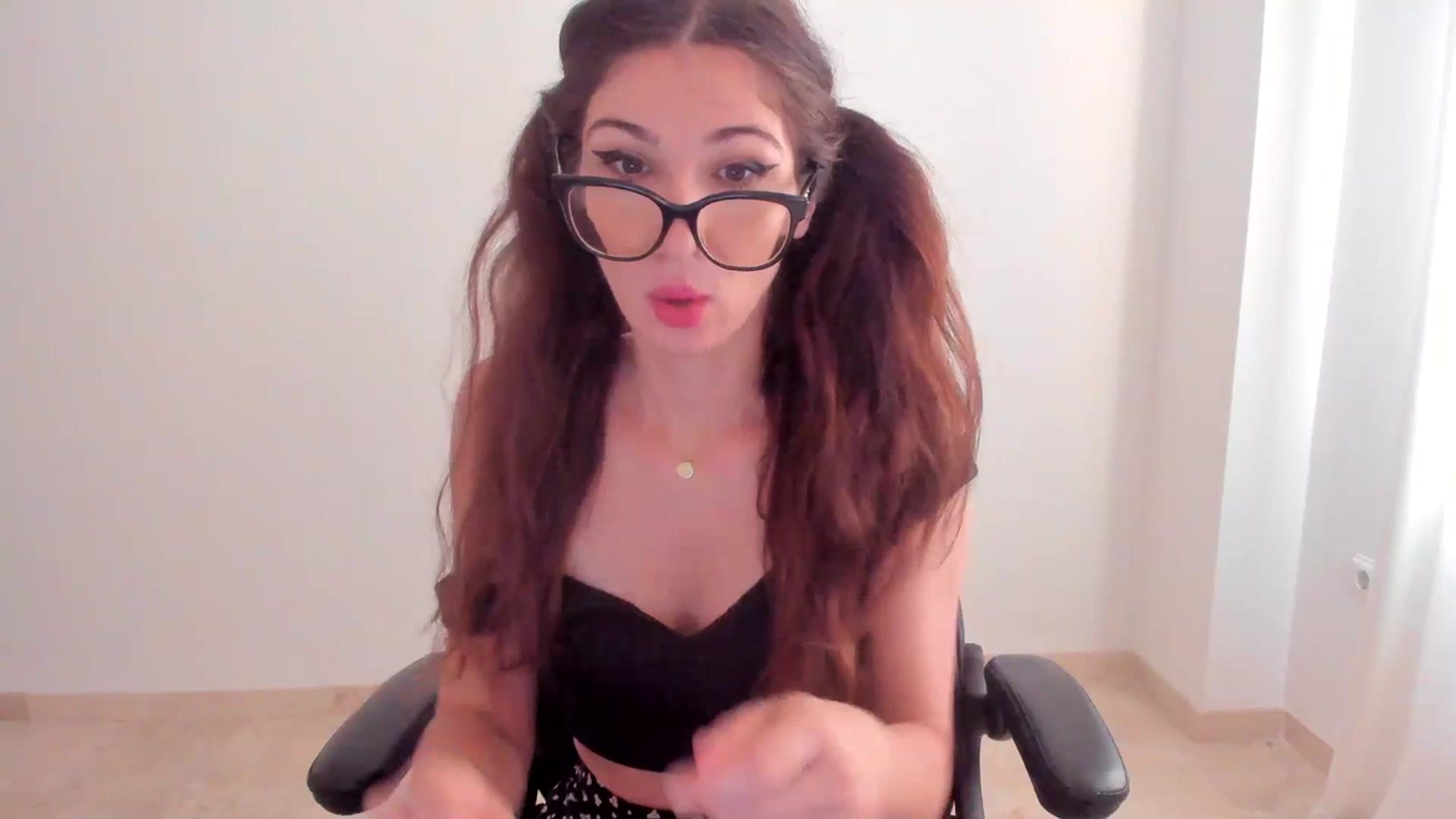 Gallery image thumbnail from LlamaTellU's myfreecams stream on, 07/19/2023, 06:59 image 4 of 20