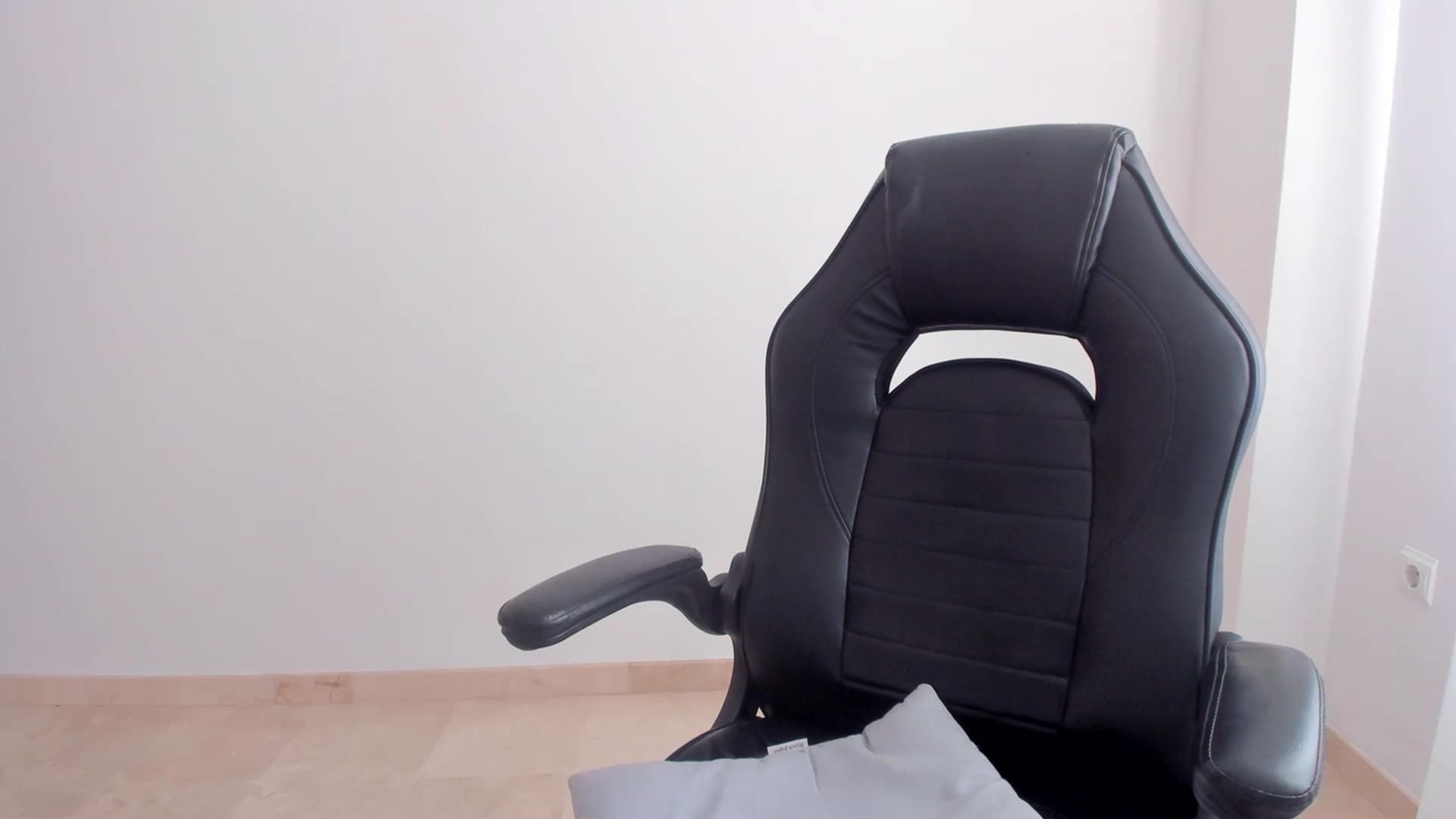 Gallery image thumbnail from LlamaTellU's myfreecams stream on, 07/20/2023, 09:00 image 15 of 20