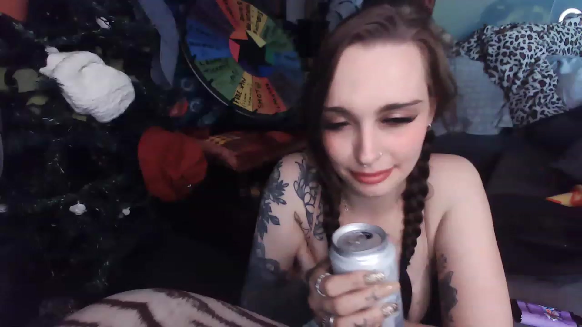 Gallery image thumbnail from Llittlellama's myfreecams stream on, 12/01/2022, 10:13 image 10 of 20