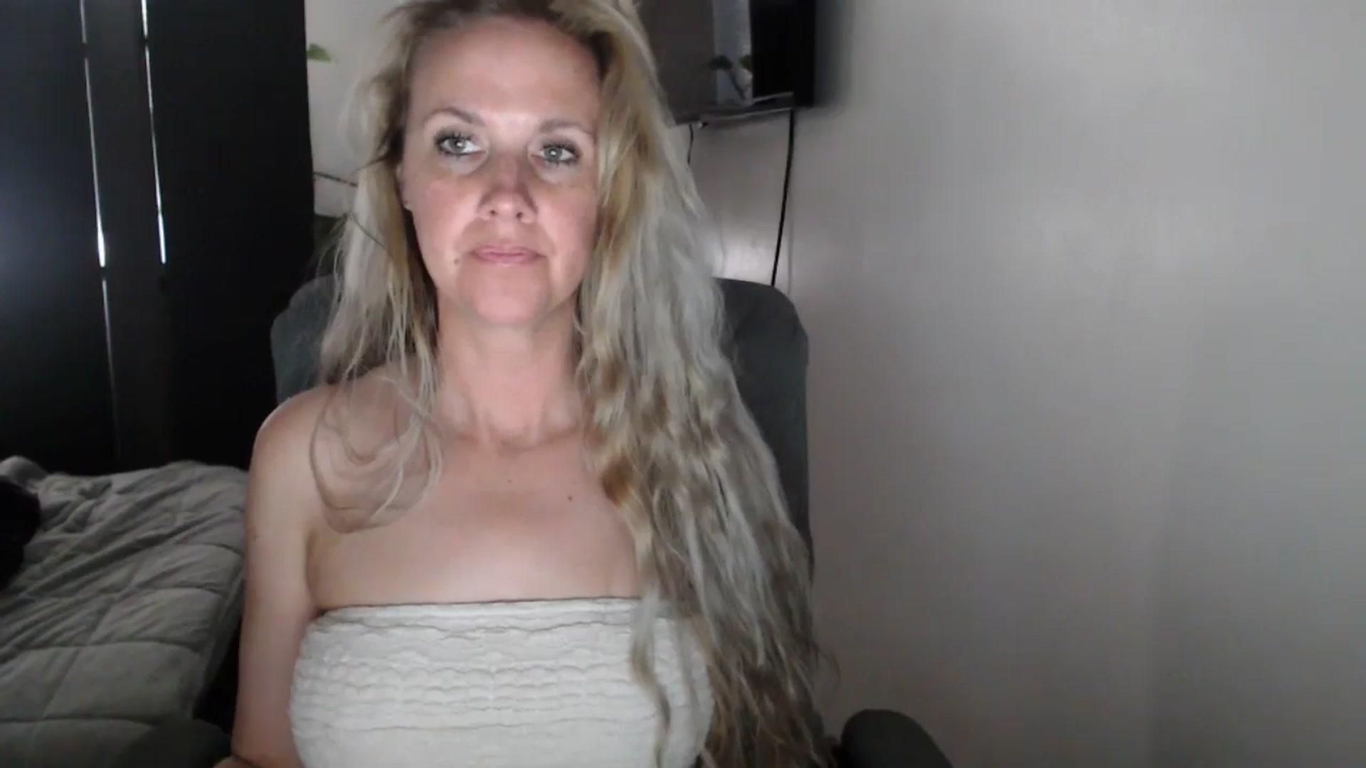 Gallery image thumbnail from LoVe_On__'s myfreecams stream on, 05/02/2026, 13:24 image 12 of 20